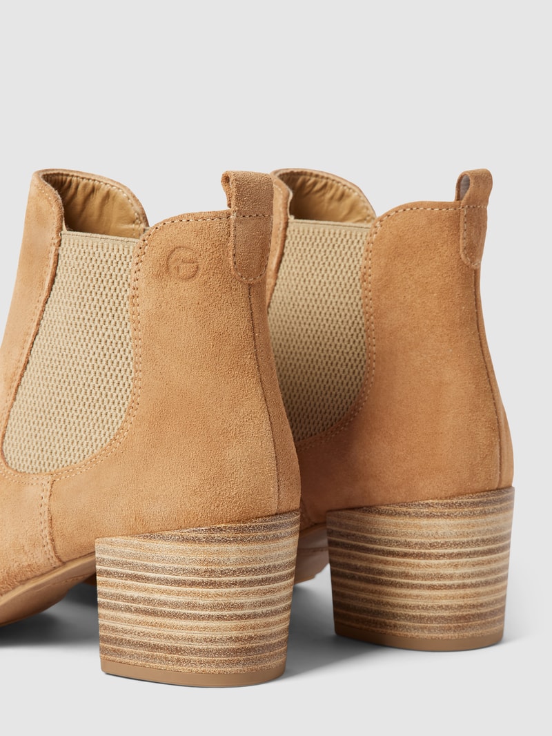 Chelsea Boots mit Blockabsatz in camel