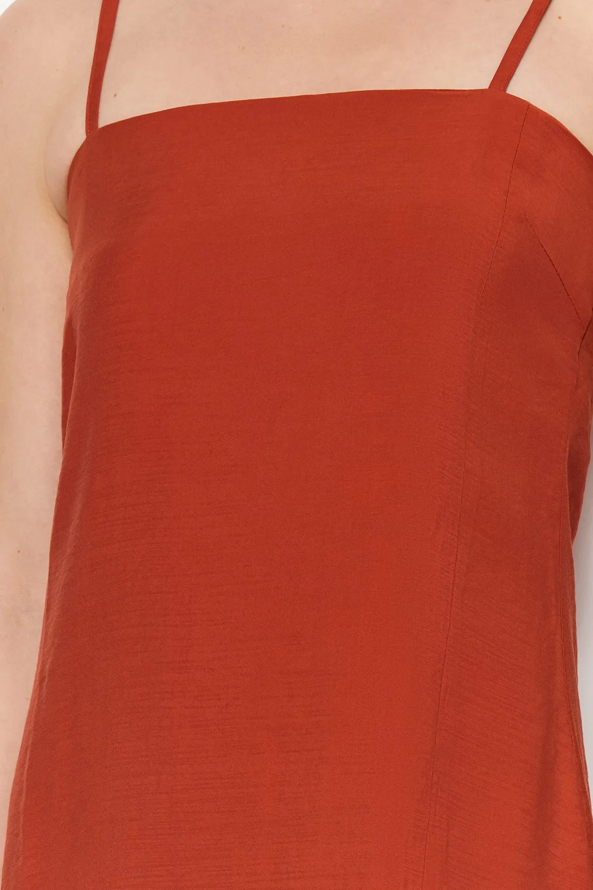 Trendyol Collection  Gefliestes, gerade geschnittenes Midi-Kleid mit Schlitz und detailliertem Webmuster TWOSS23EL01573