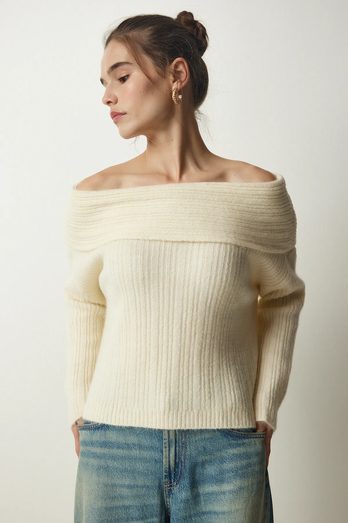Happiness İstanbul  Cremefarbener Damen-Strickpullover mit Madonna-Kragen PF00049