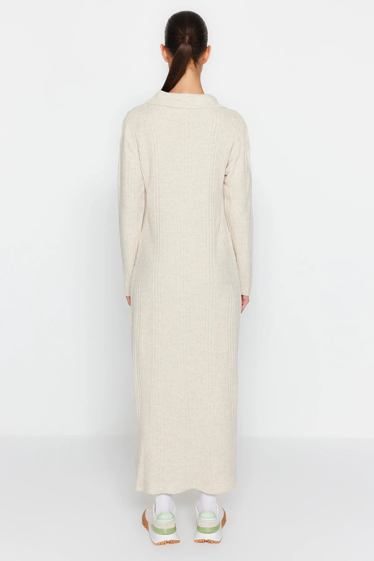 Trendyol Modest  Beiges, geripptes Strickkleid mit Polokragen und bequemer Passform TCTAW24EB00025