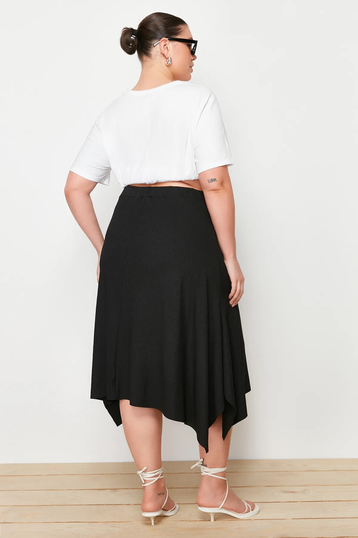 Trendyol Curve  Schwarzer asymmetrischer Strickrock TBSSS22ET0253