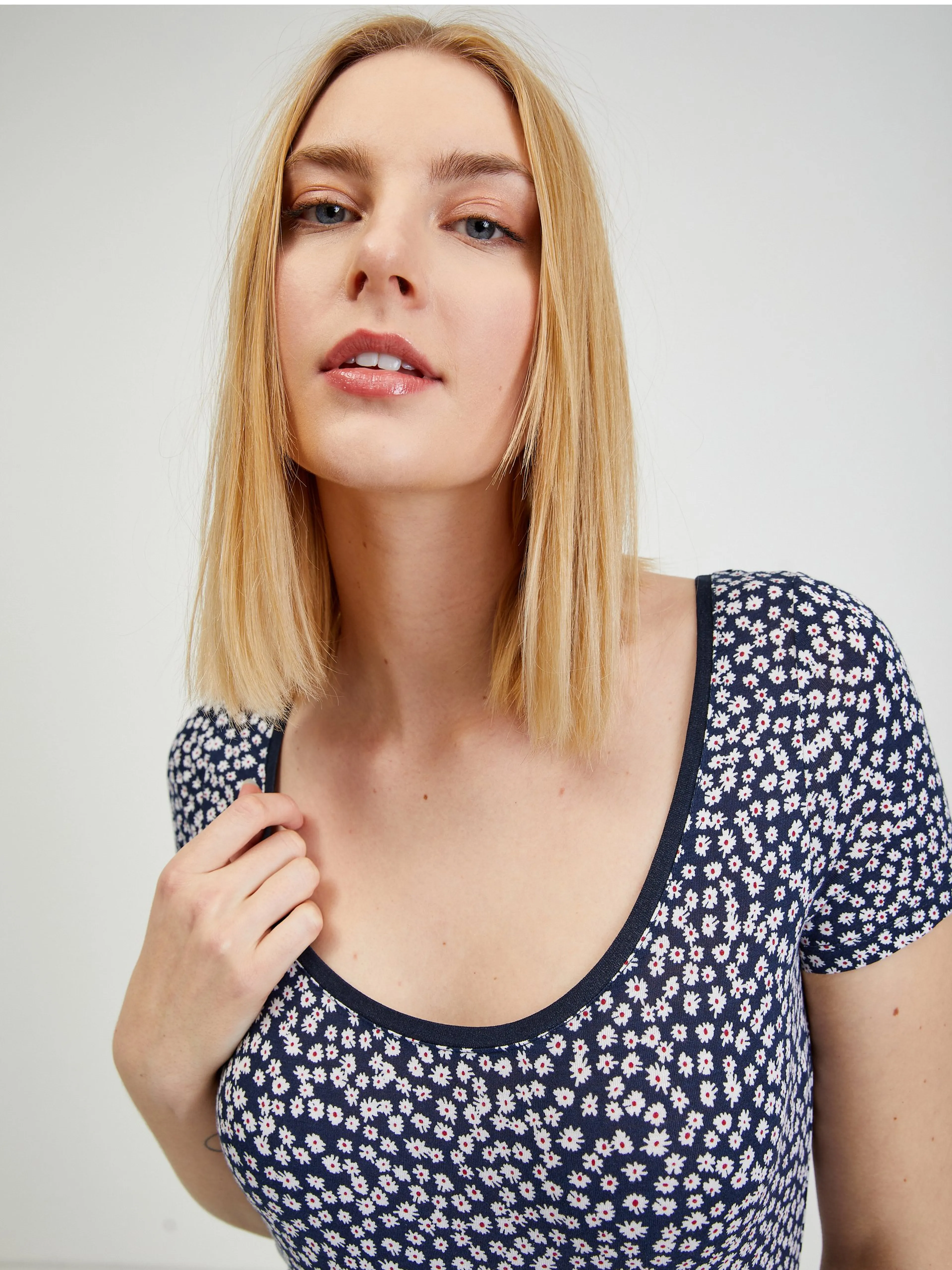 Dunkelblaues Damen T-Shirt mit Blumenmuster ORSAY