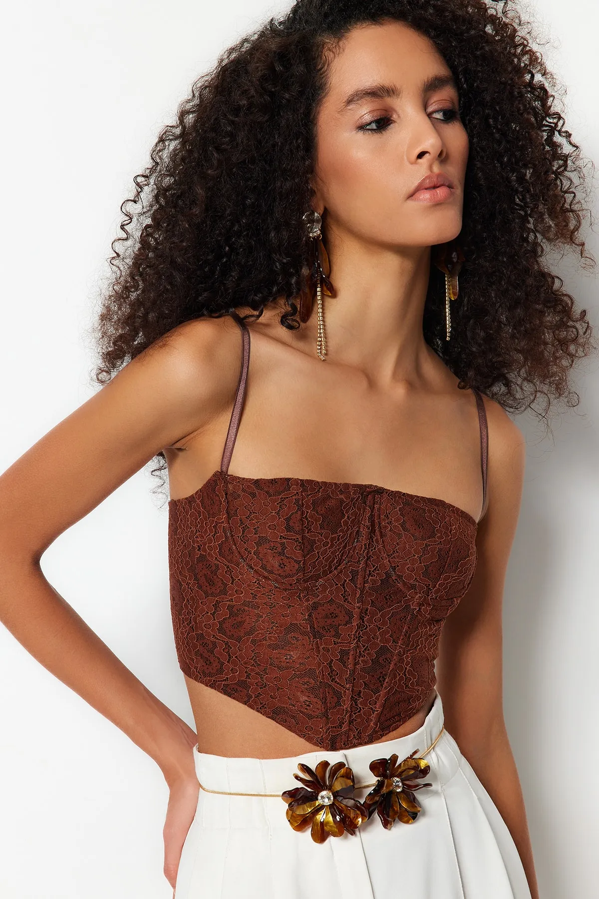 Trendyol Collection  Braunes, bauchfreies, gefüttertes Korsett mit detailliertem Spitzen-Bustier TPRAW23BS00072