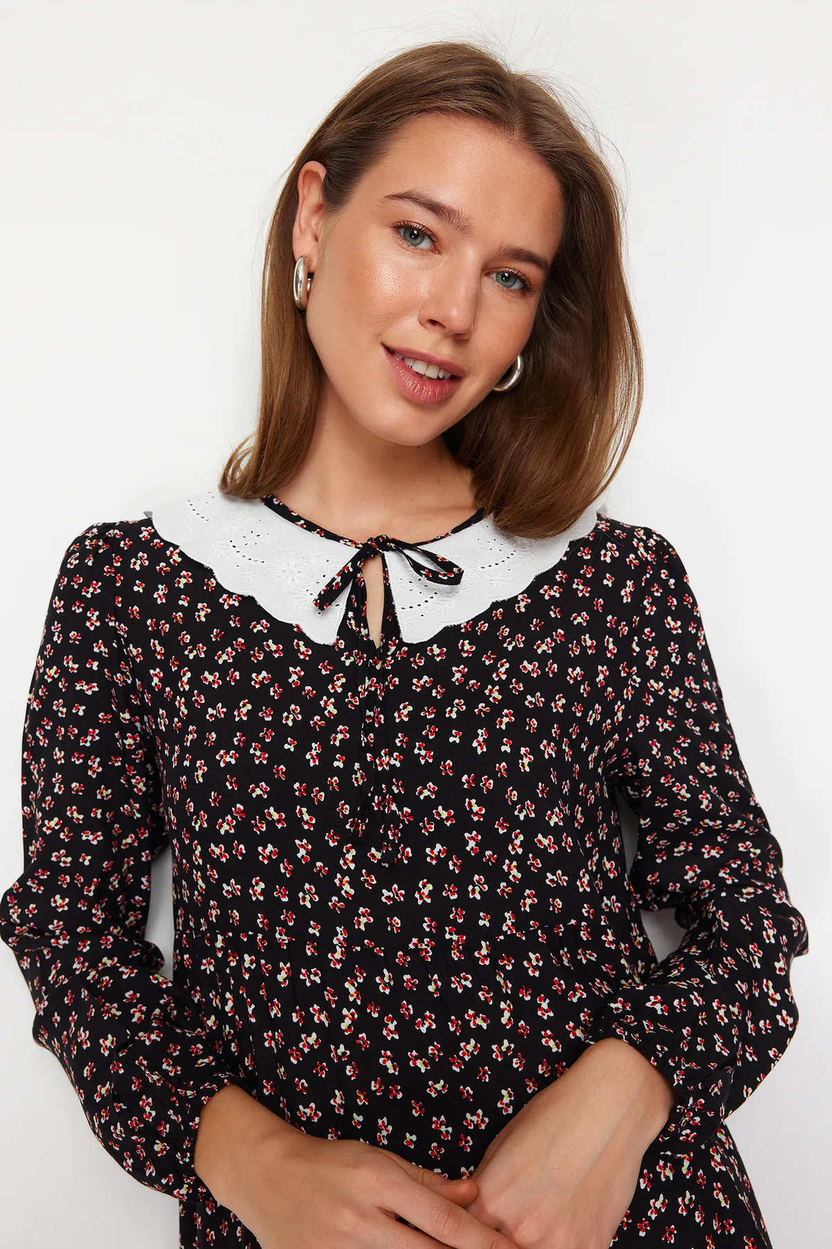 Trendyol Modest  Schwarz gemustertes Kleid aus Viskose mit Muschel-Schnürkragen und detailliertem Detail TCTSS21EL3655