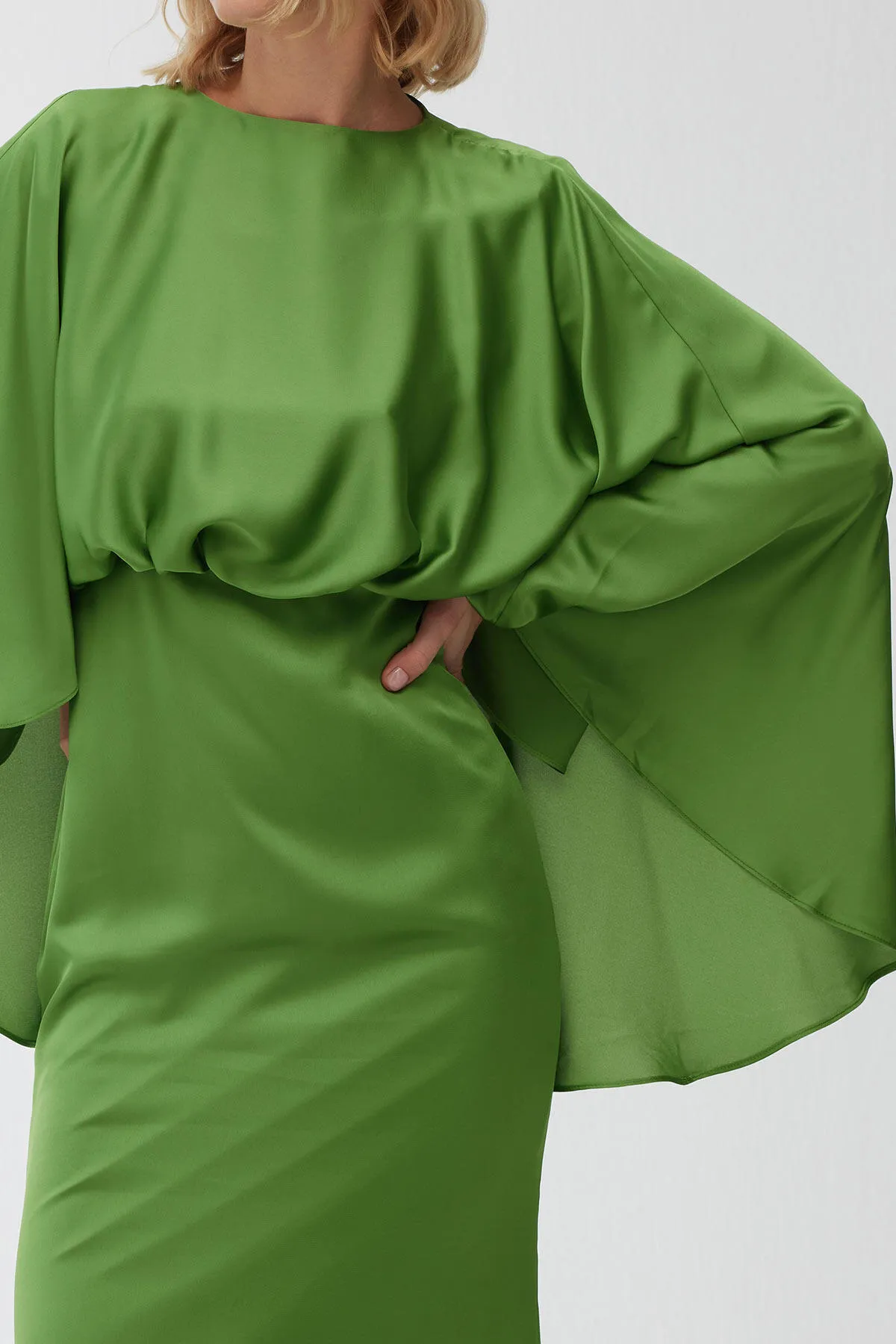 Manuka  Cape-Abendkleid aus Seidensatin Pistaziengrün