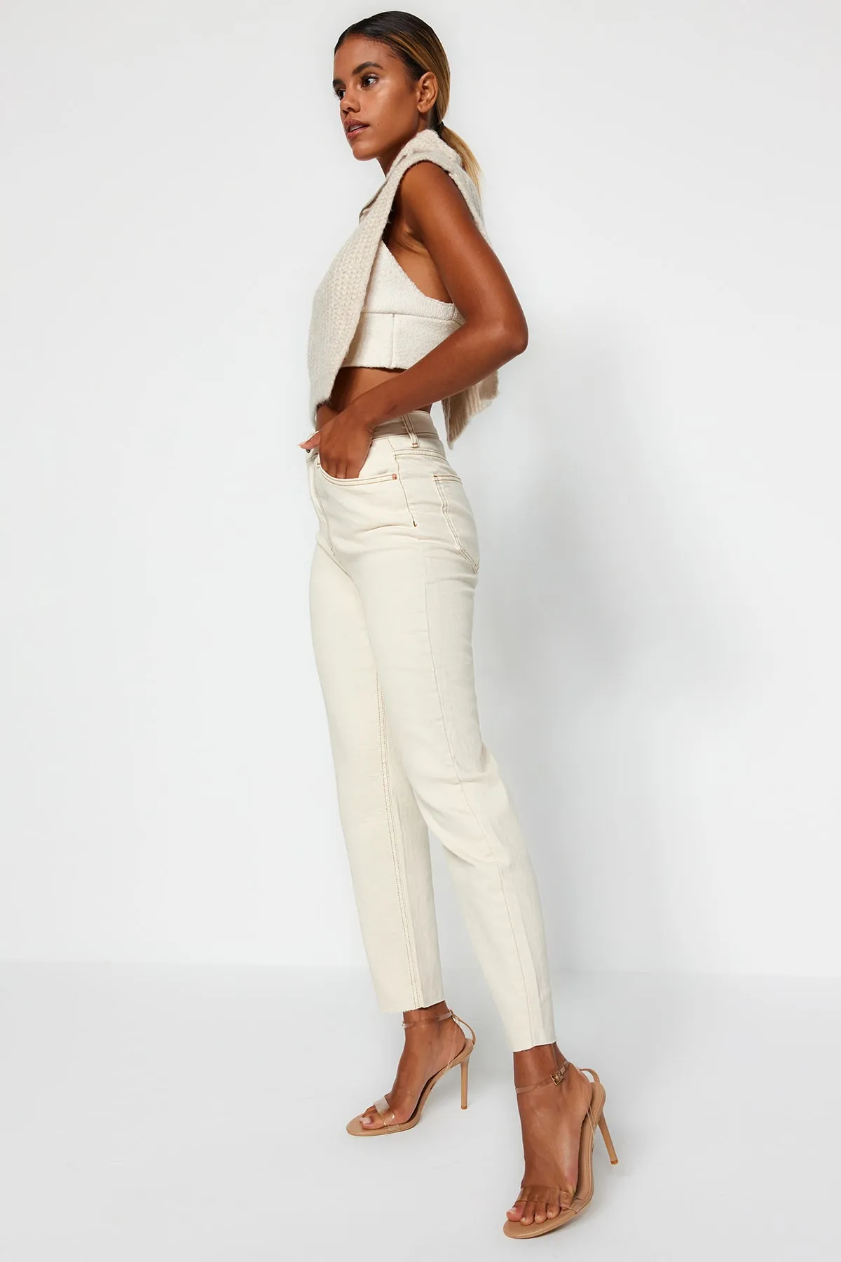 Trendyol Collection  Ecrufarbene, schmale Mom-Jeans mit hoher Taille TWOSS23JE00094