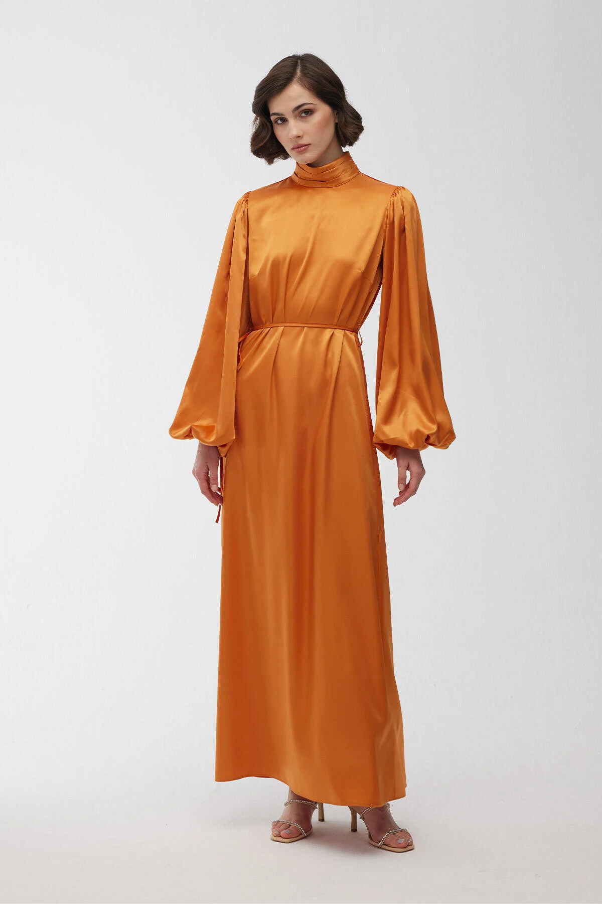 Manuka  Abendkleid aus Satin mit Ballonärmeln in Orange