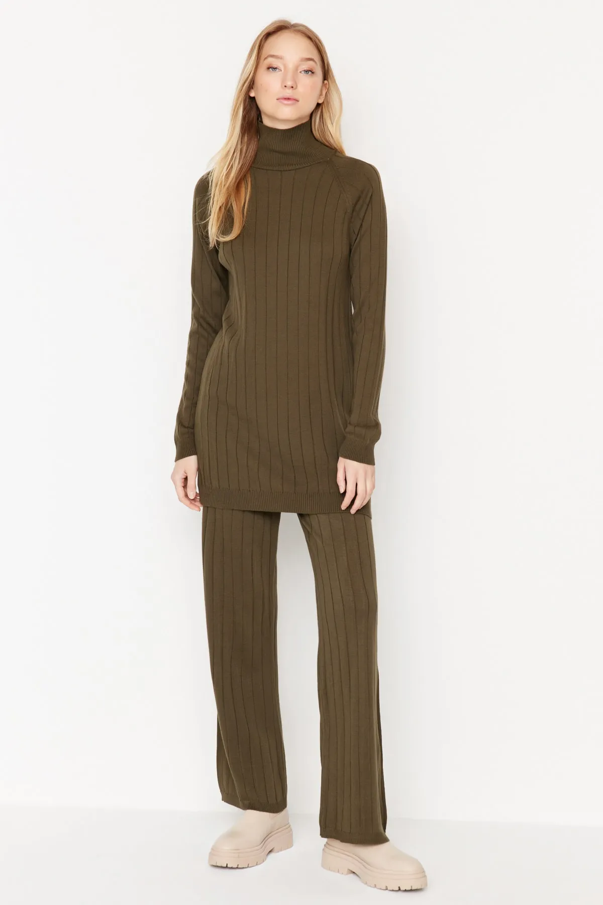 Trendyol Modest  Braunes Strickset aus geripptem Rollkragenpullover und Hose TCTAW23US00002