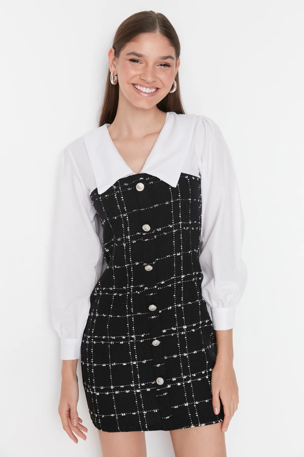 Trendyol Collection  Schwarzes Mini-Webkleid aus Tweed mit Hemdkragen in A-Linie TWOAW23EL00701