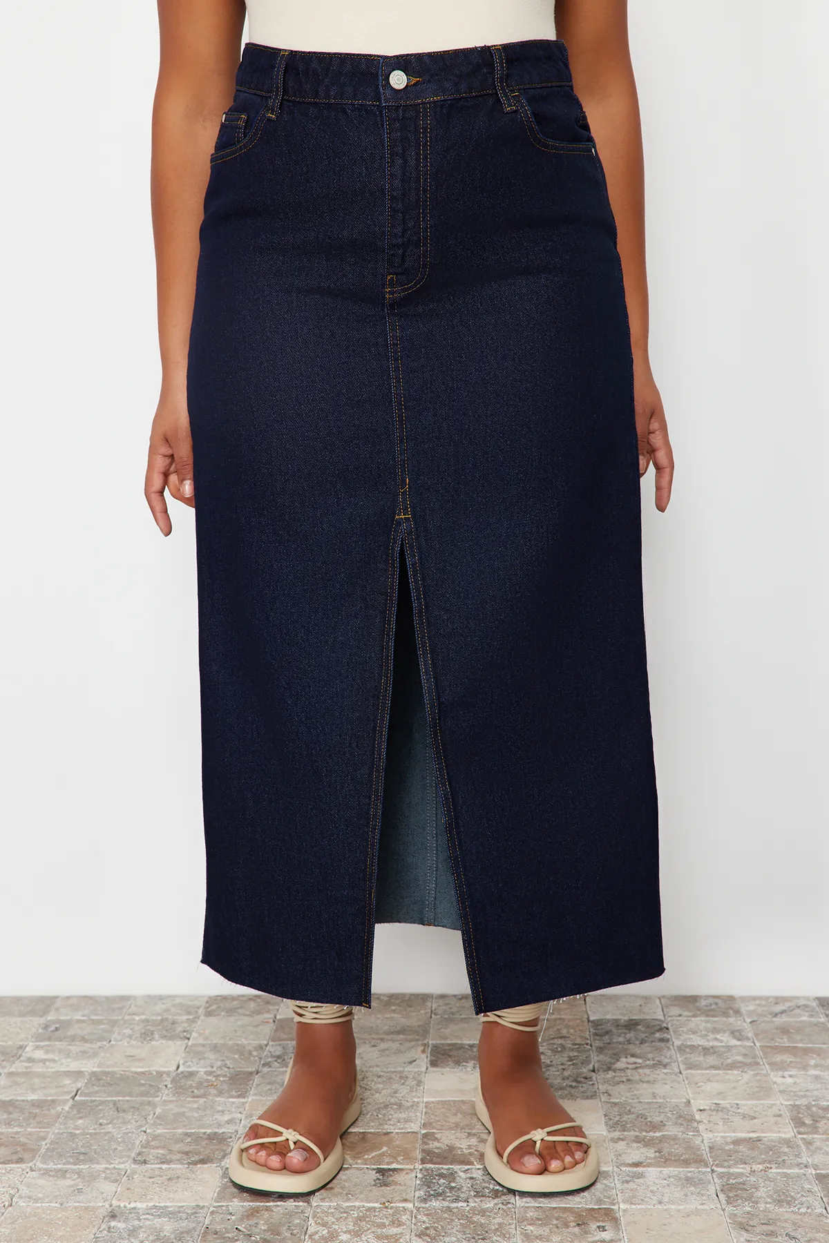 Trendyol Curve  Dunkelblauer, geschlitzter Maxi-Jeansrock TBSSS24AZ00046