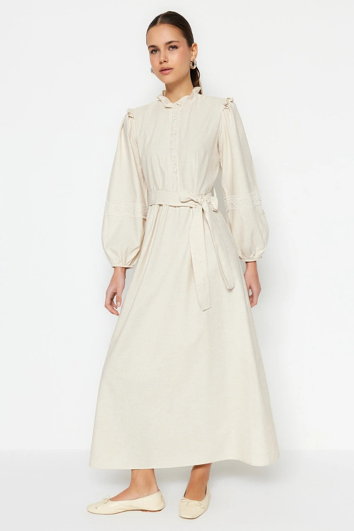 Trendyol Modest  Cremefarbenes Kleid aus gewebtem Leinenmischgewebe mit Guipure-Stoff mit Gürtel und Rüschendetail TCTSS23EB00011