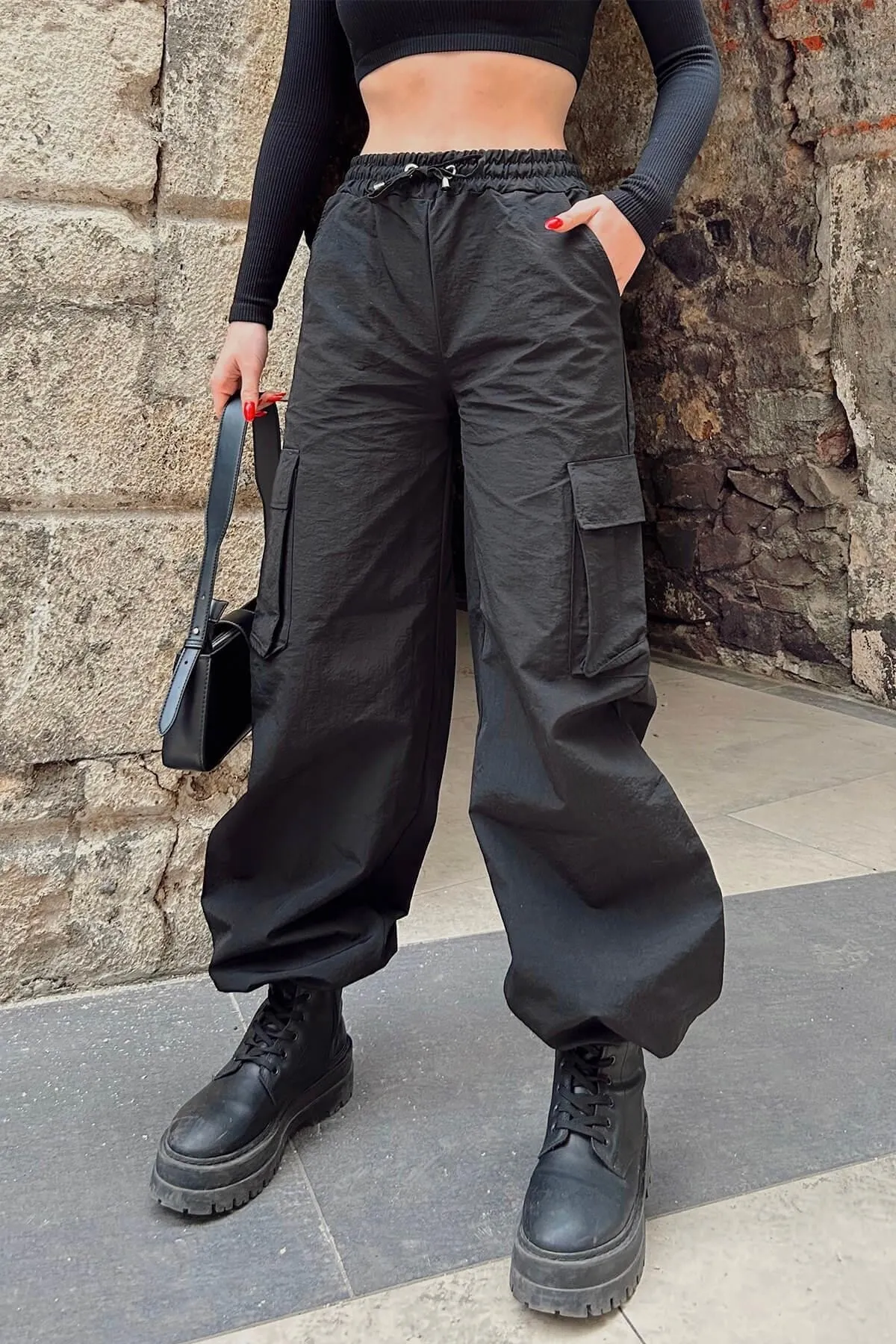 Swist  Damen-Fallschirmhose mit schwarzem Ballon-Cargotaschen-Detail