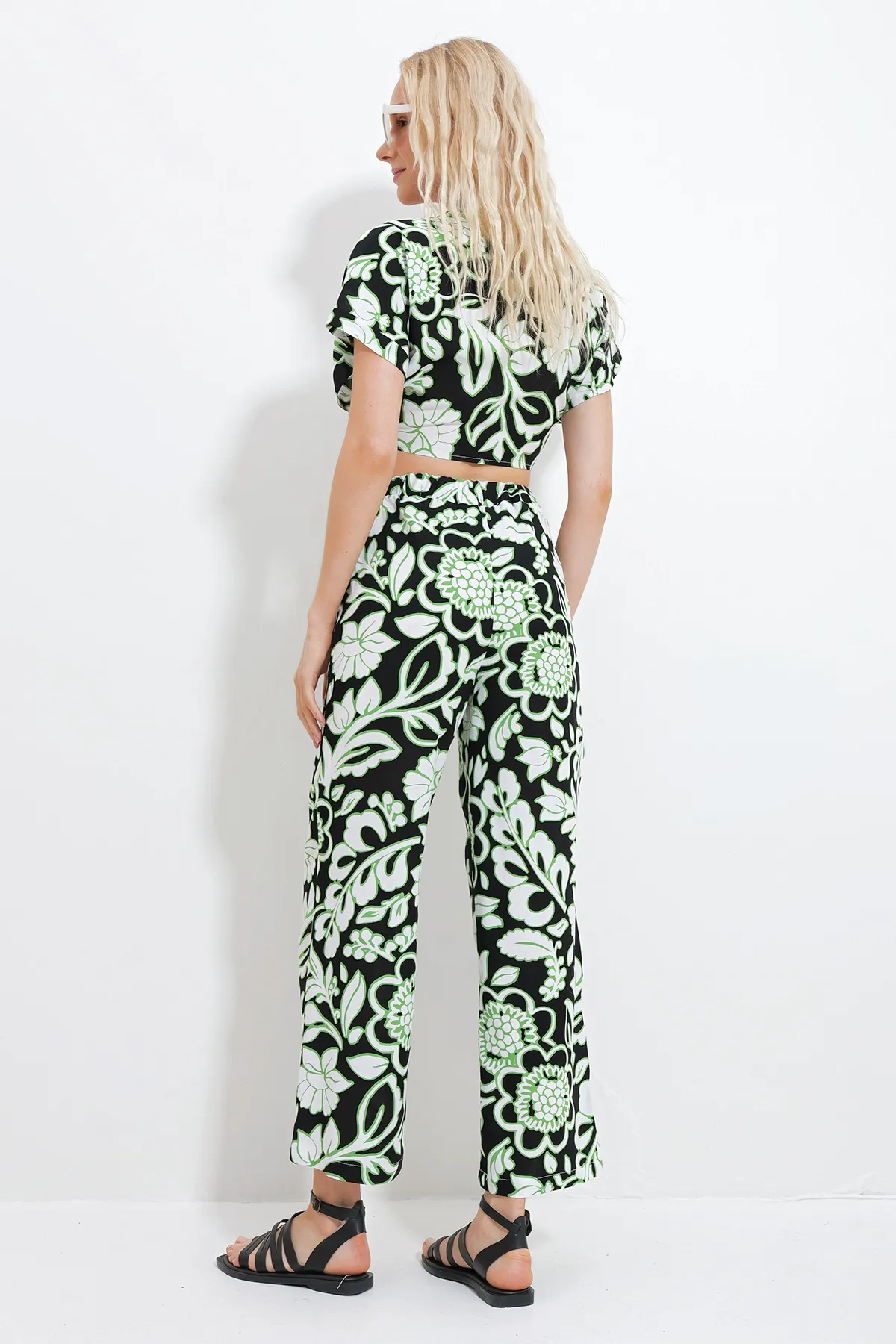 Trend Alaçatı Stili  Damen-Set aus grün gemusterter, bauchfreier Bluse zum Binden und Taschenhose unten oben, gewebt, Set Alc-X11745