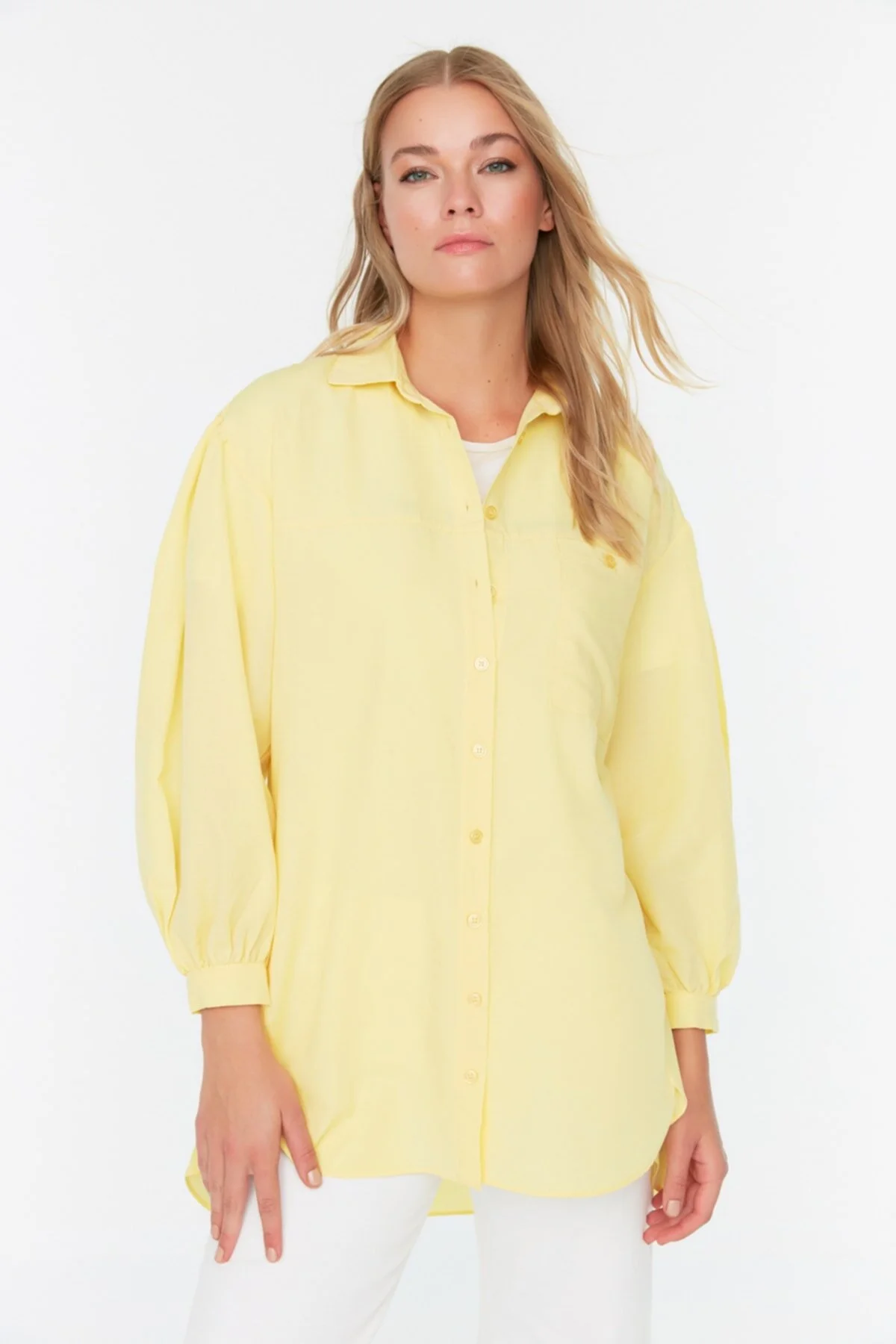 Trendyol Modest  Gelbes Basic-Gewebehemd mit Ballonärmeln und langer Gesäßtasche TCTSS21GO0976