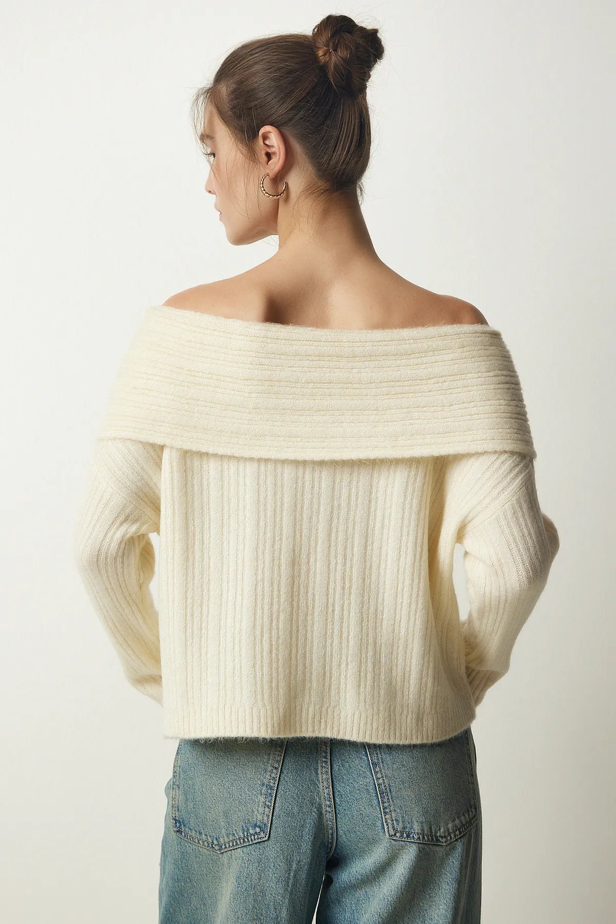 Happiness İstanbul  Cremefarbener Damen-Strickpullover mit Madonna-Kragen PF00049