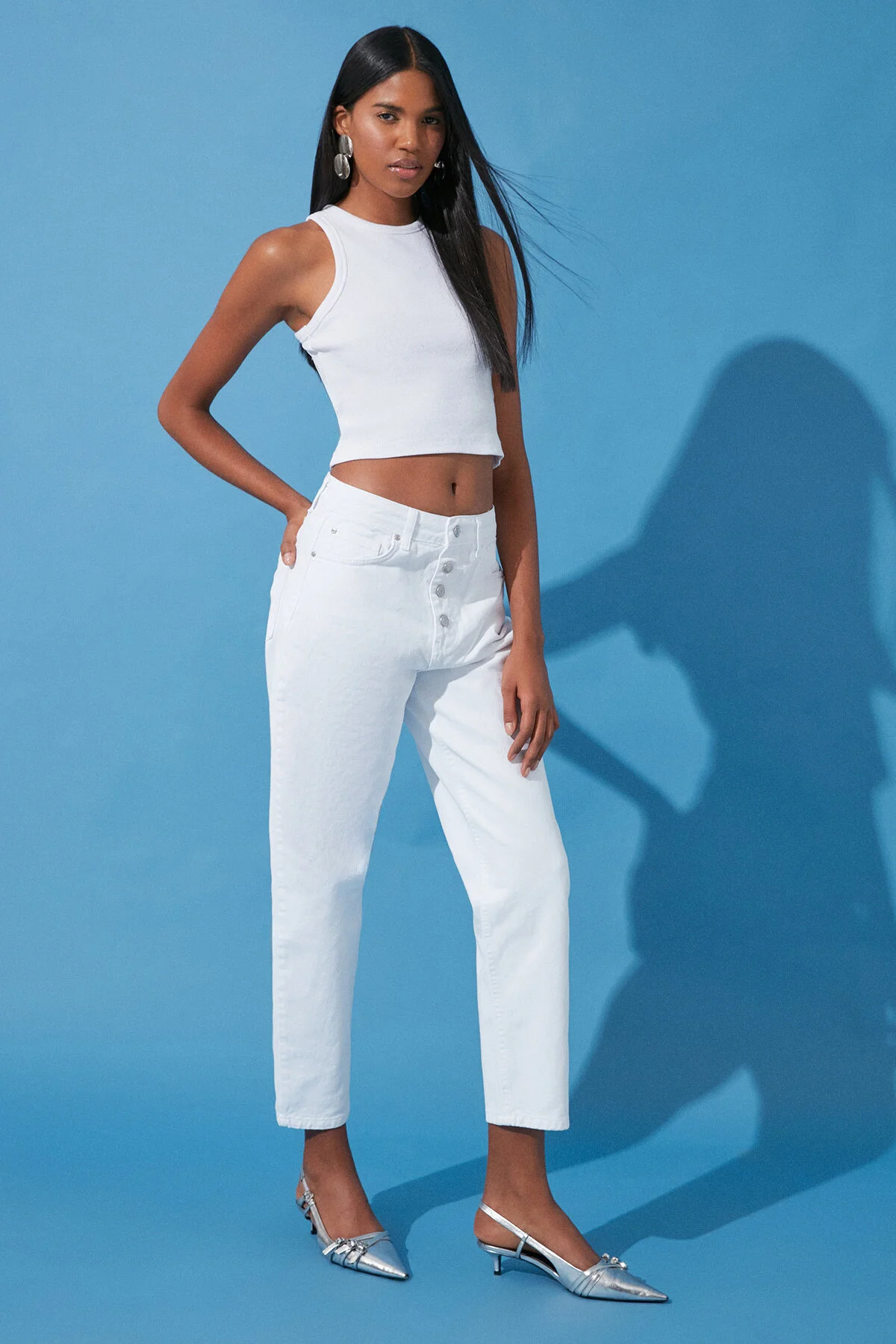 Trendyol Collection  Weiße Mom-Jeans mit hoher Taille und Knopfleiste vorne TWOSS24JE00138