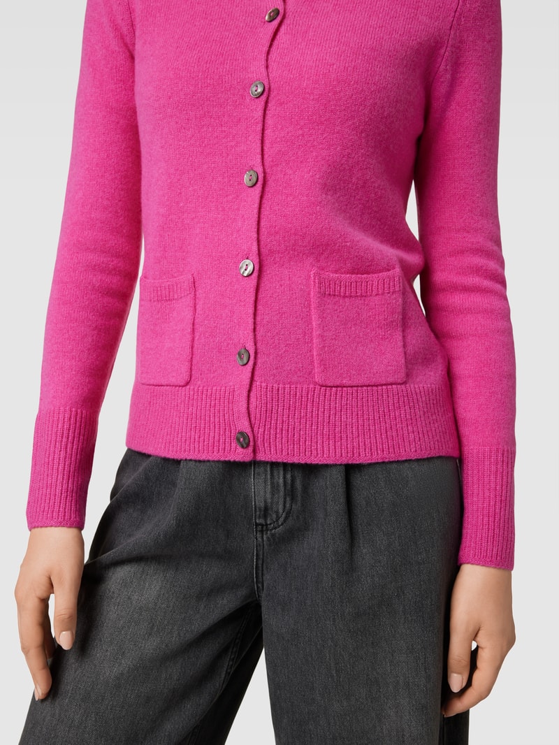 Strickjacke mit Knopfleiste und Eingrifftaschen in fuchsia