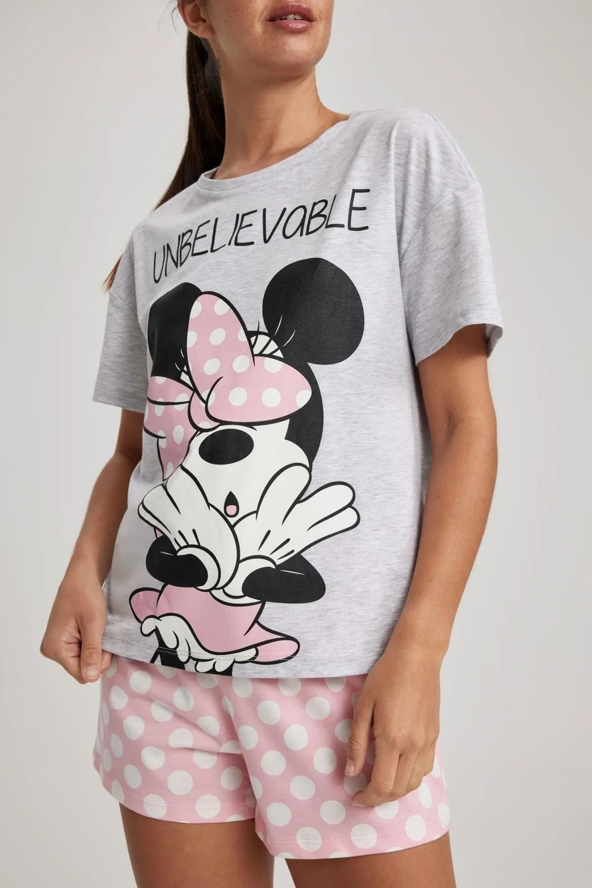 DeFacto  Verliebe dich in Disney Mickey & Minnie Pyjama-Set mit kurzärmligen Shorts A6855ax23hs