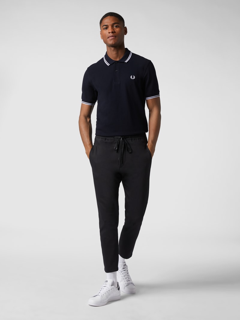 Poloshirt mit Kontrastabschlüssen in marineblau