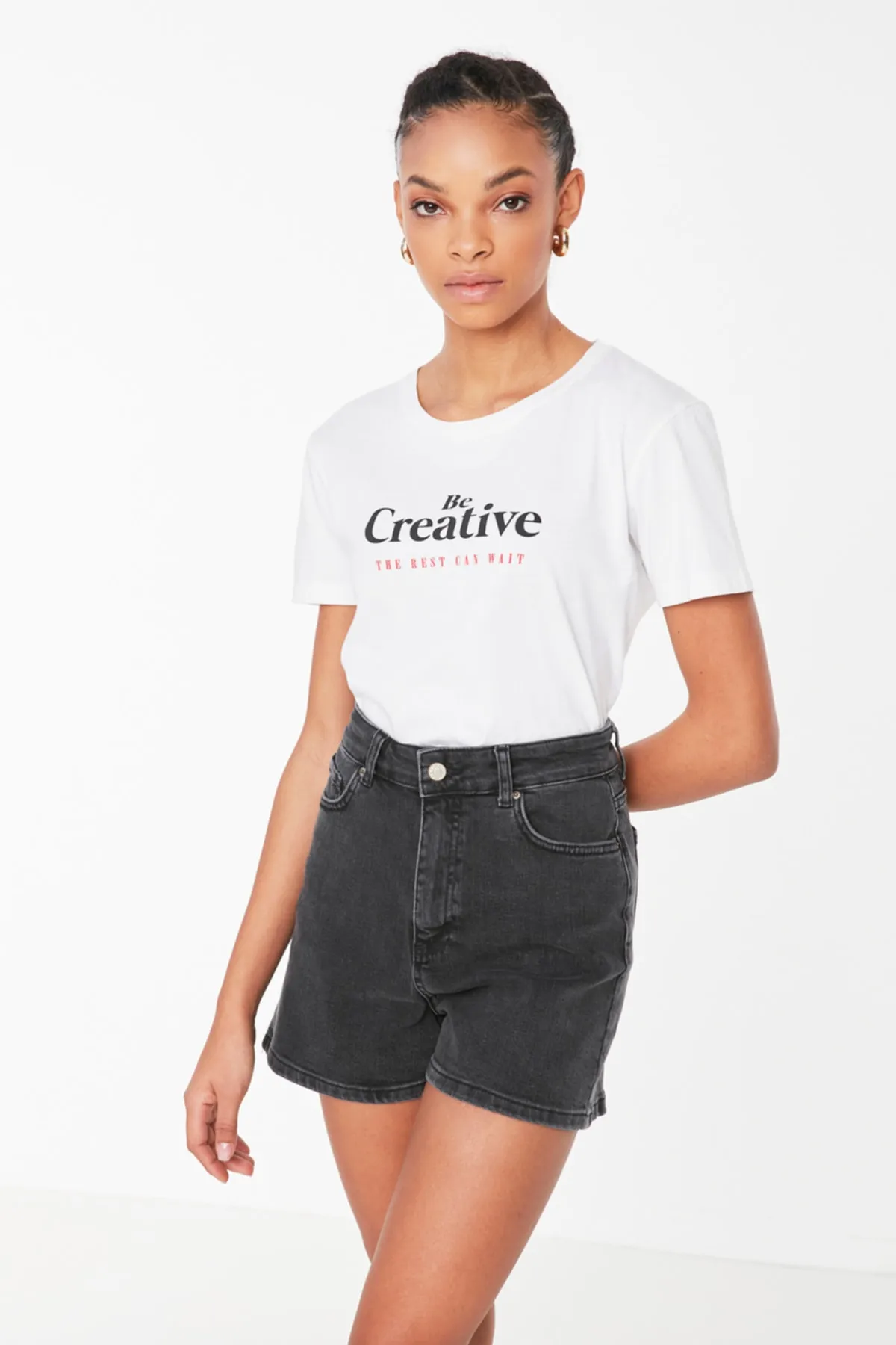 Trendyol Collection  Anthrazitfarbene Mom-Jeansshorts mit hoher Taille TWOSS20SR0210