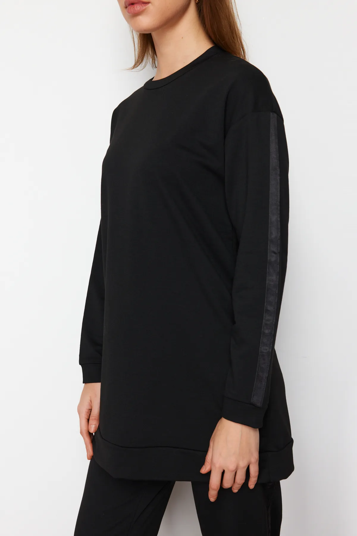 Trendyol Modest  Schwarz gestreiftes, detailliertes Strick-Trainingsanzug-Set TCTAW23EN00049