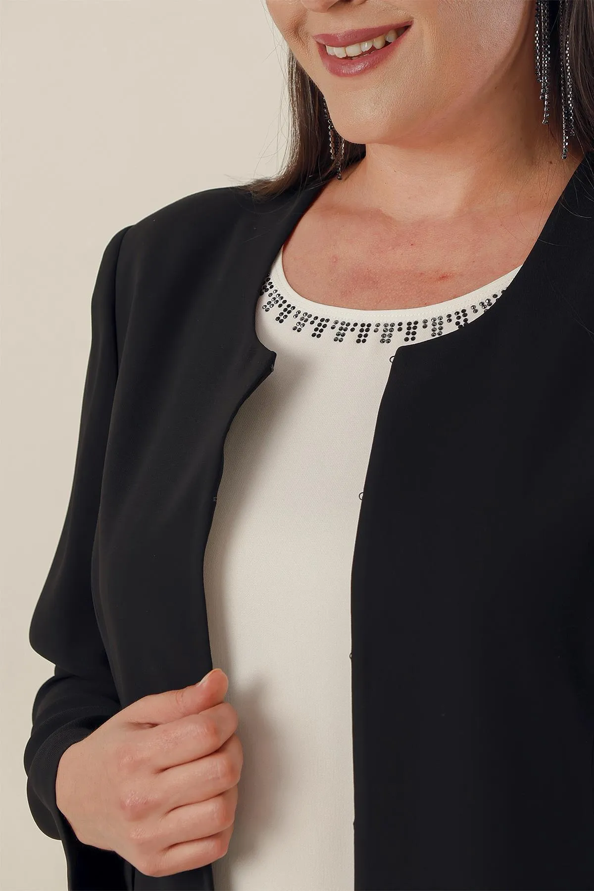 By Saygı  Steinfarbenes, detailliertes, gefüttertes 3-teiliges Set mit langer Jacke, Bluse und Hose in Übergröße