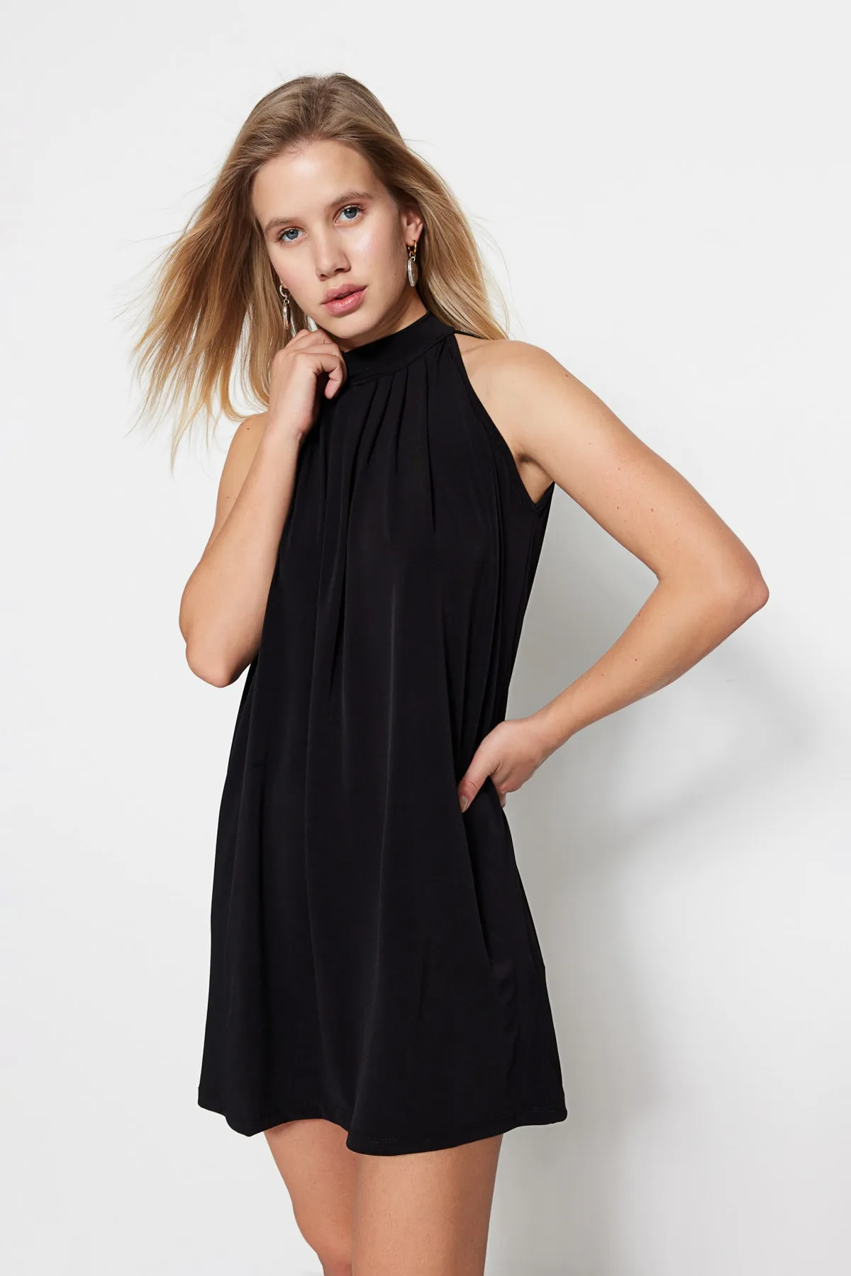 Trendyol Collection  Schwarzes Mini-Stretch-Strickkleid mit Neckholder TWOSS23EL00754