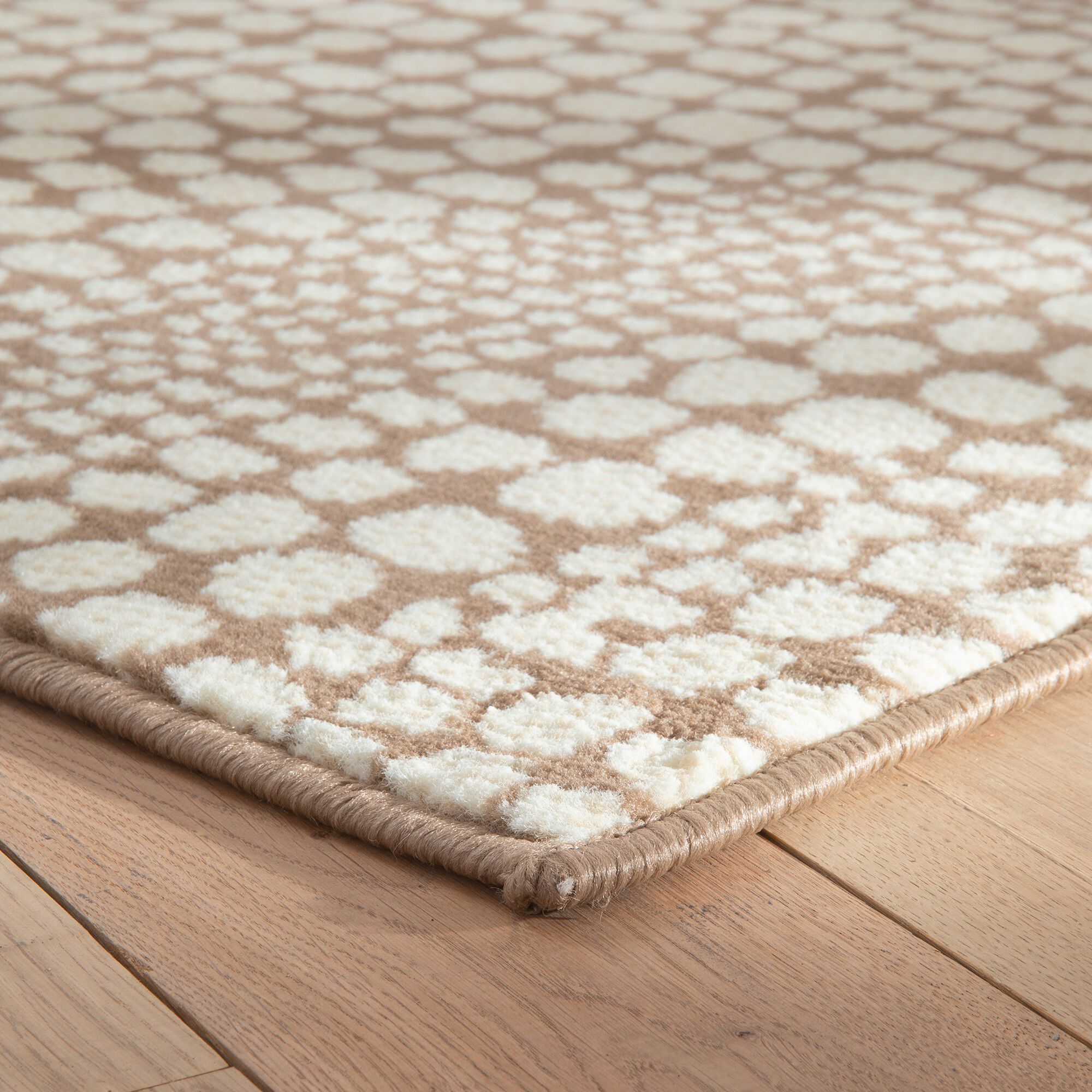 Tapis motifs pointillés