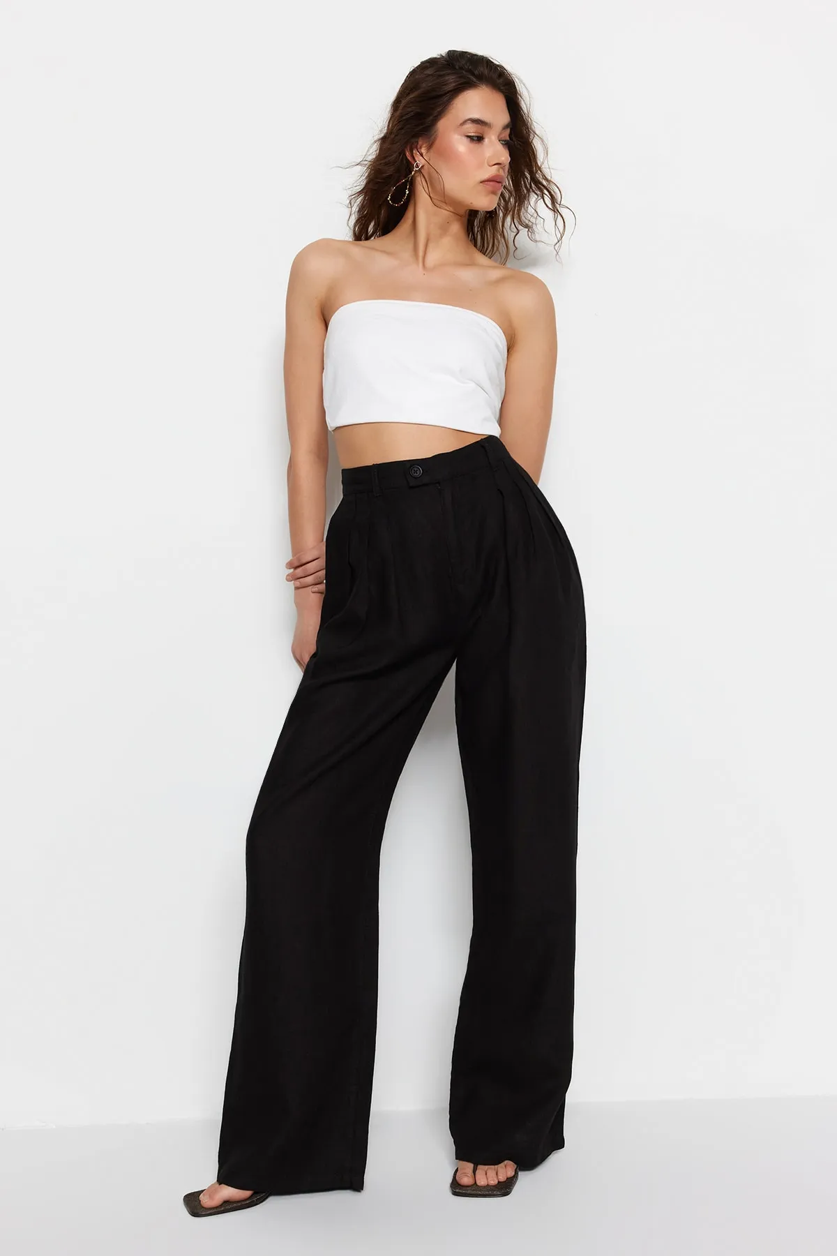 Trendyol Collection  Schwarze, plissierte Hose aus 100 % Leinen mit hoher Taille und weitem Bein