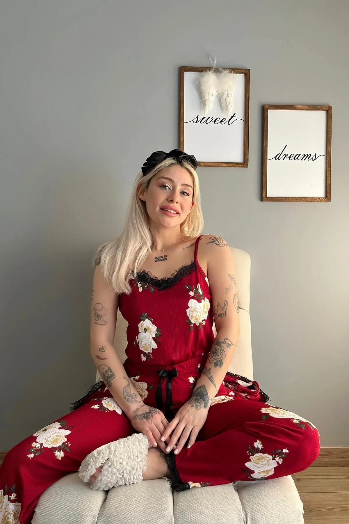Pijamaevi  Burgunderfarbenes Pegasus-Pyjama-Set mit Blumenmuster und Morgenmantel