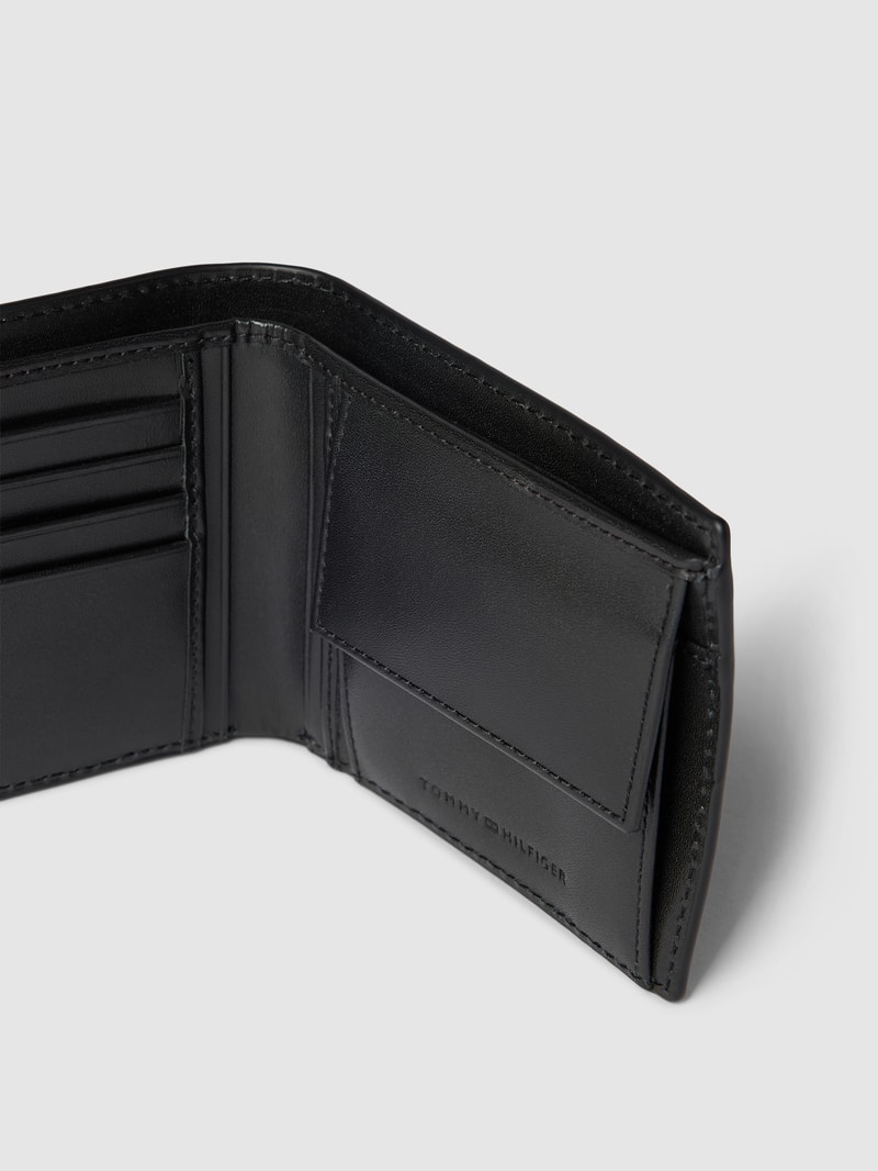 Portemonnaie mit Label-Prägung Modell 'MONOGRAM' in schwarz