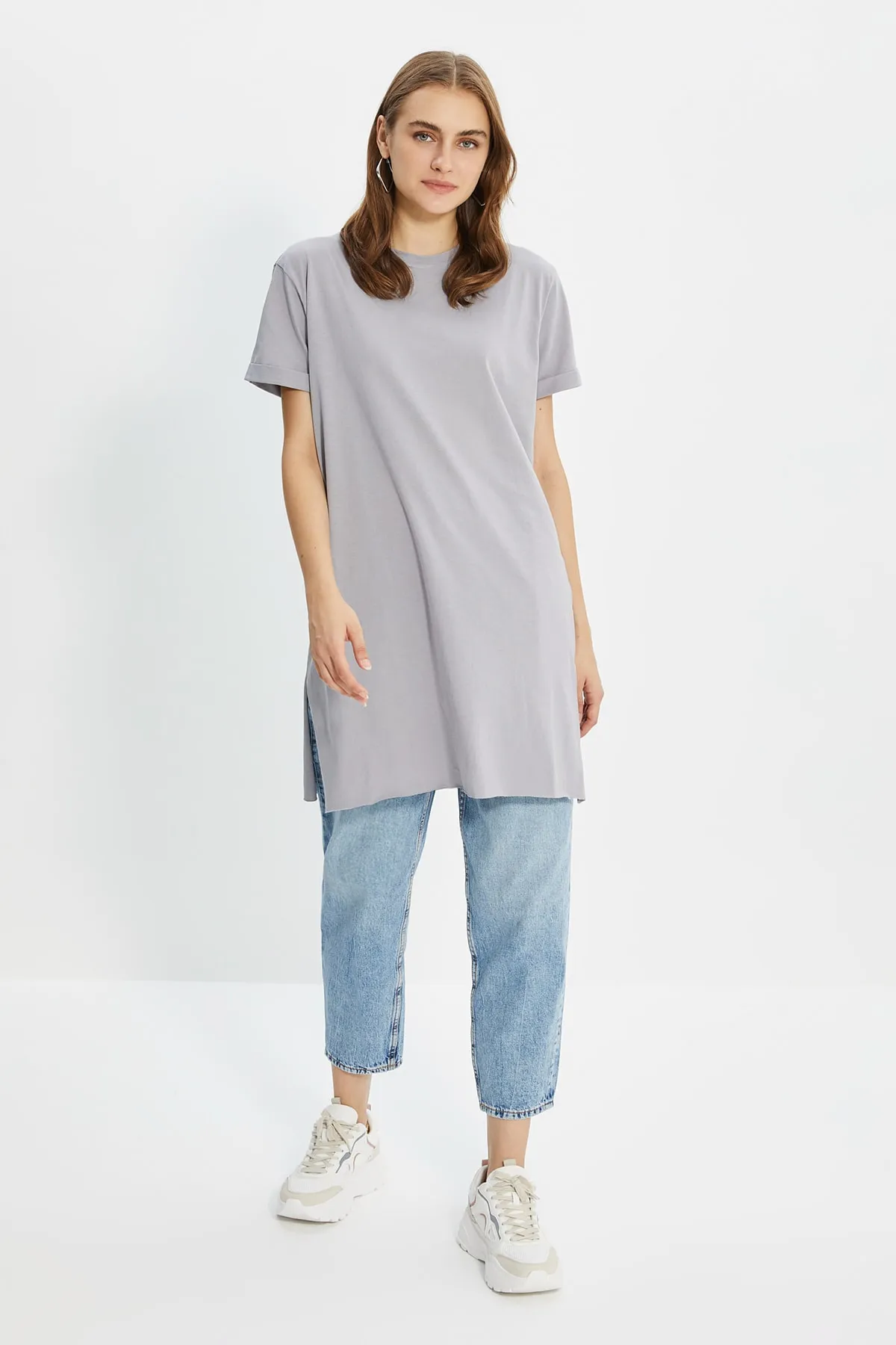 Trendyol Modest  Graues Basic-Kurzarm-Single-Jersey-T-Shirt mit Schlitz aus 100 % Baumwolle TCTSS21TN0056