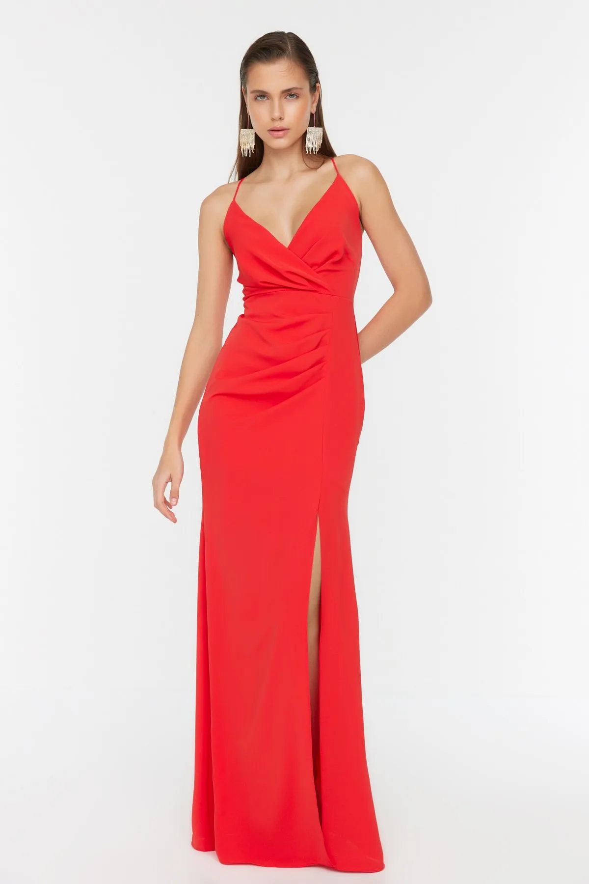 Trendyol Collection  Langes Abendkleid mit rotem Paspeldetail auf der Rückseite TPRSS22AE0012