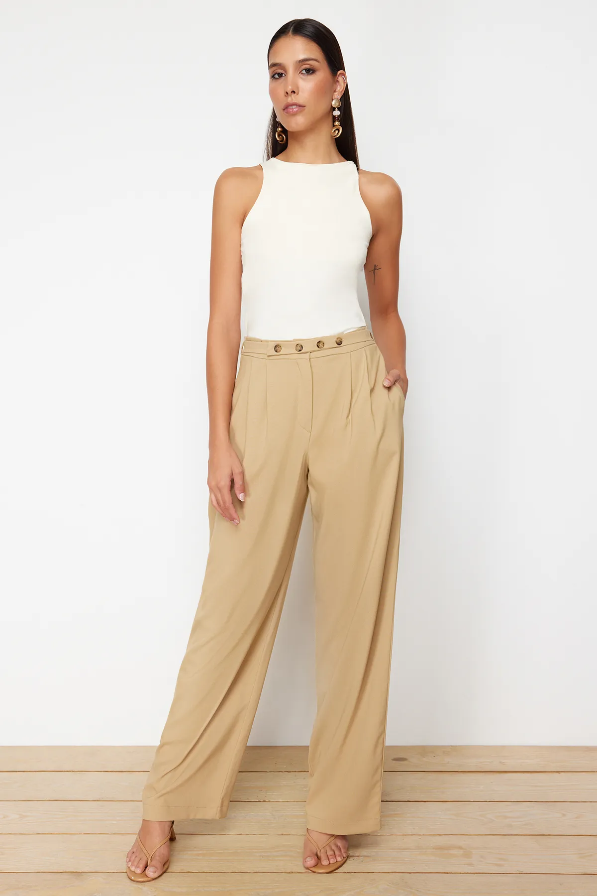 Trendyol Collection  Nerzfarbene Hose mit geradem Schnitt und Gürteldetail TWOSS24PL00023