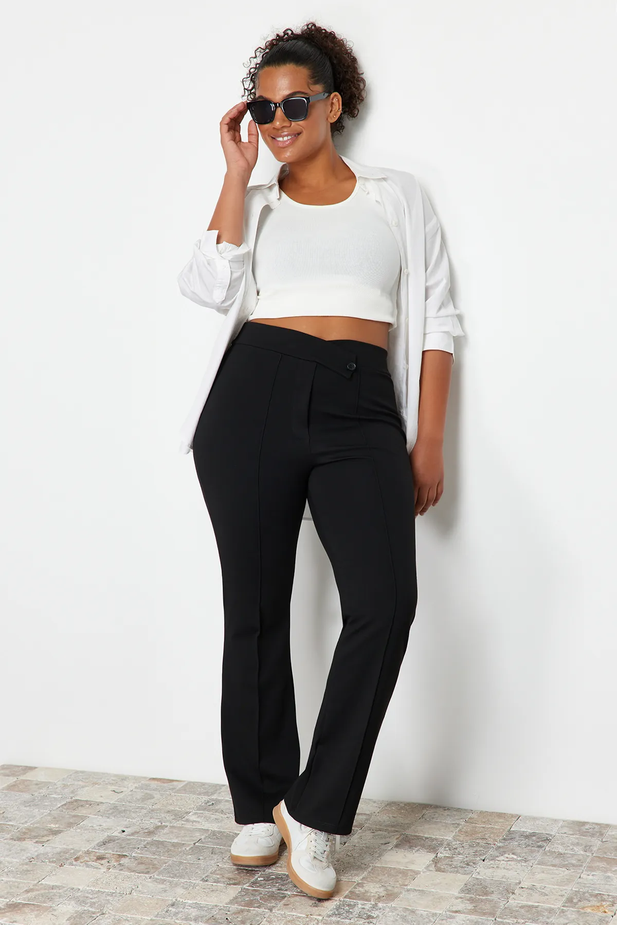 Trendyol Curve  Schwarze Strickhose mit asymmetrischer Taille und Detail TBBSS24AR00002
