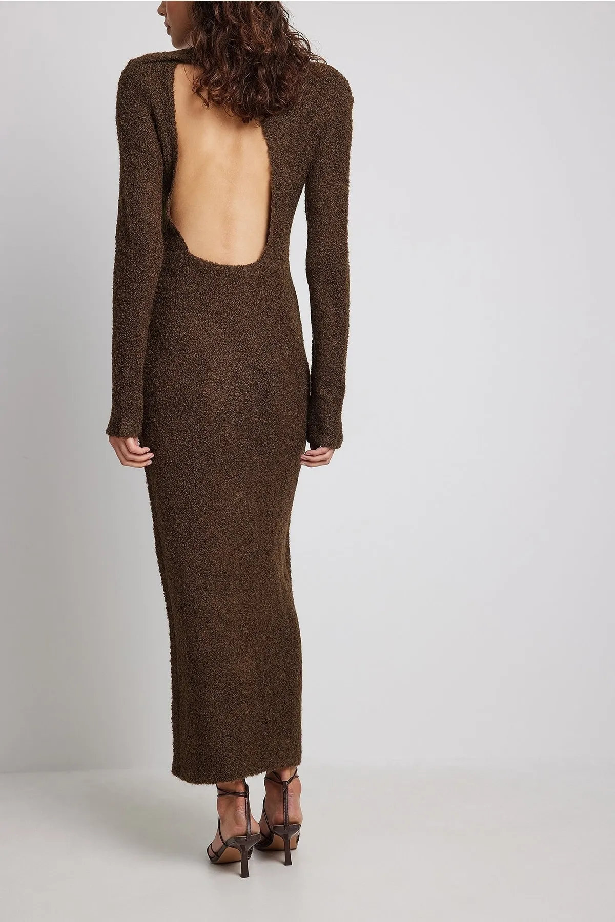 NA-KD  Gestricktes Maxikleid aus Wollmischung mit offenem Rücken.