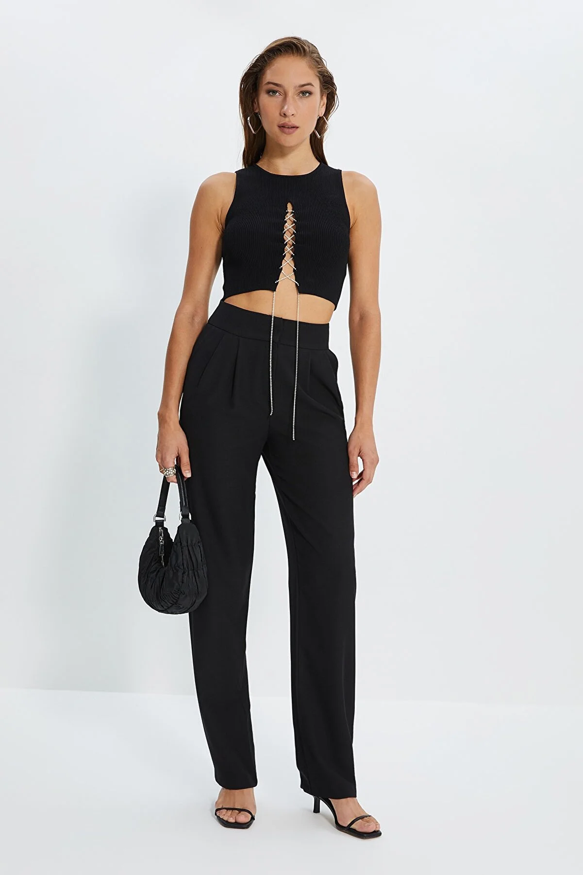 Trendyol Collection  Schwarze, gerade geschnittene, plissierte Webhose TWOSS19WX0017