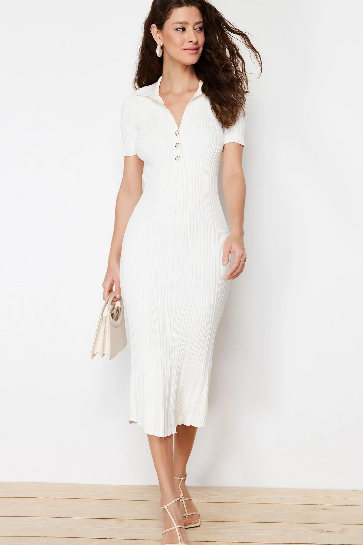 Trendyol Collection  Bone Maxi-Strickkleid mit Polokragen TWOSS24EL00282