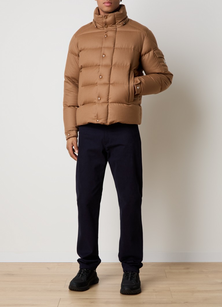 Geacă Moncler Vezère din puf, confecționată din lână virgină, matlasată cu puf.