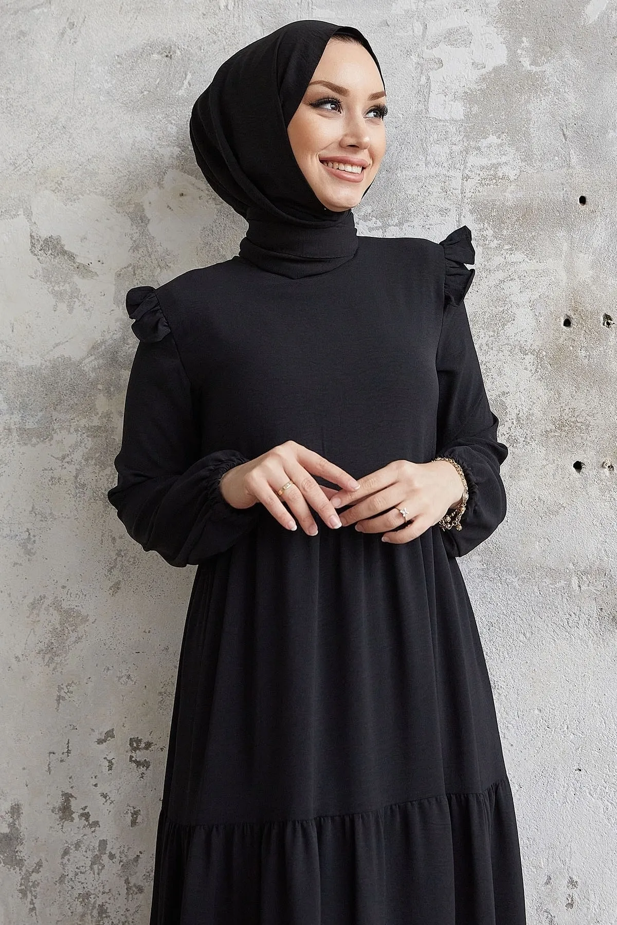InStyle  Neya Freizeitkleid mit Rüschenschultern – Schwarz