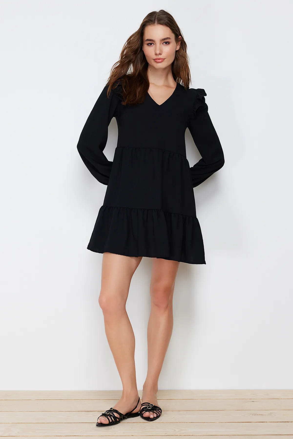 Trendyol Collection  Schwarzes, gerade geschnittenes Mini-Webkleid mit gerafften Rüschen und Details TWOAW22EL0762