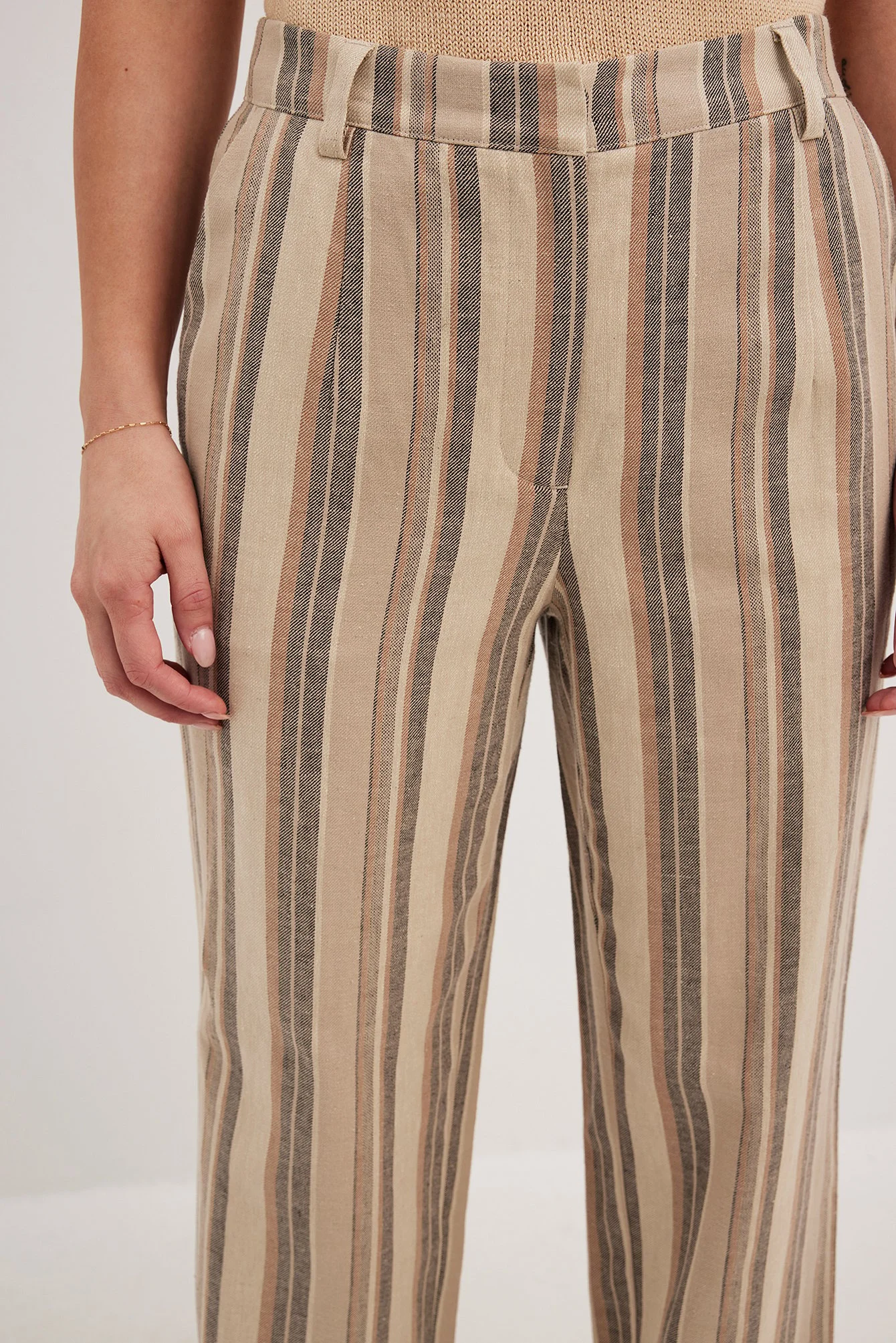 Gestreifte Anzughose mit mittelhoher Taille