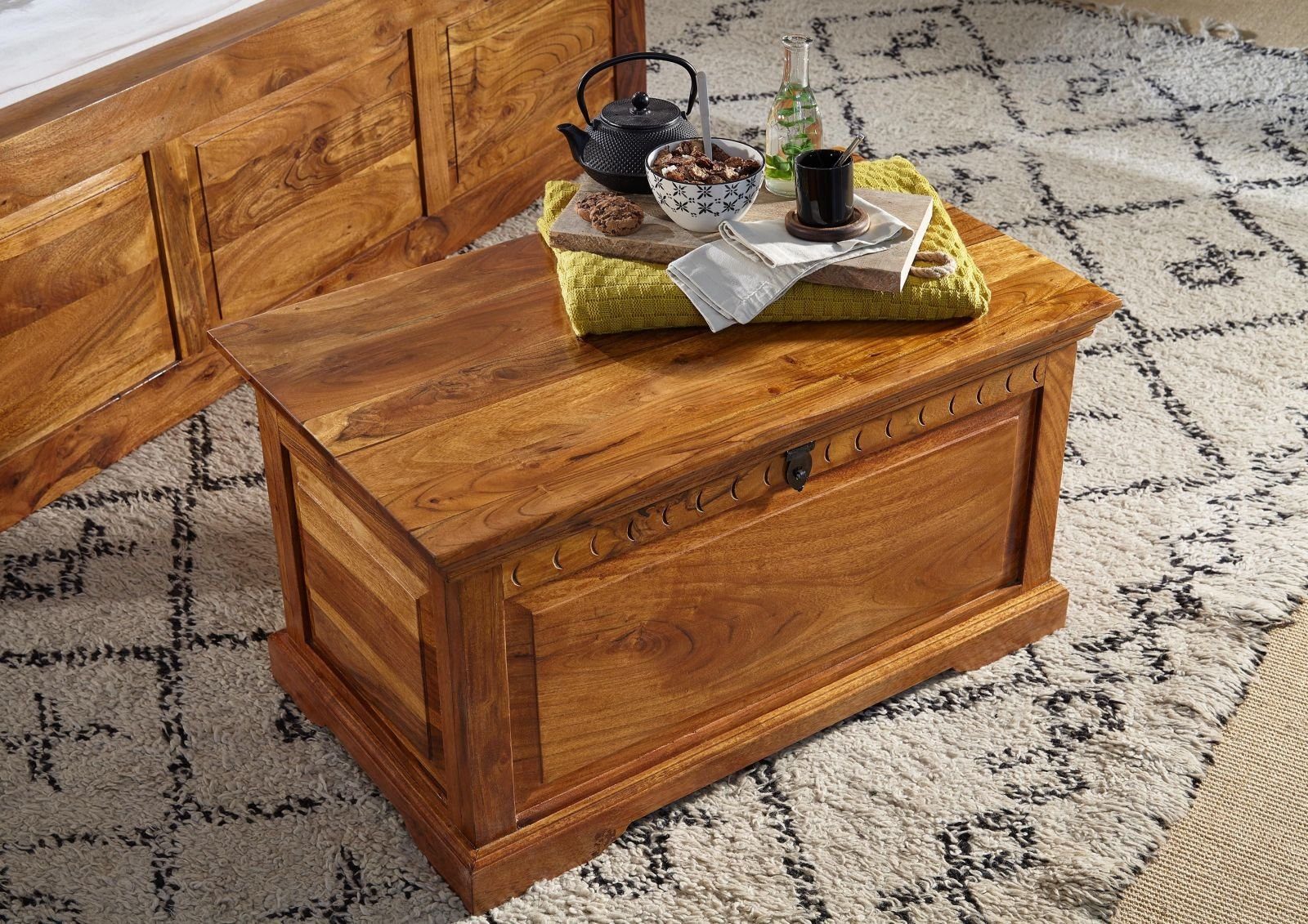 Massivmoebel24 Truhe OXFORD (Holztruhe, Holzkiste mit Deckel, Aufbewahrungstruhe für Stauraum aus Massivholz, Urige Truhe im Landhausstil mit viel Stauraum, braun lackiert 90x50x50 Akazie montiert), Klavierbeschläge;Metallleisten mit Noppen;Urtümlich
