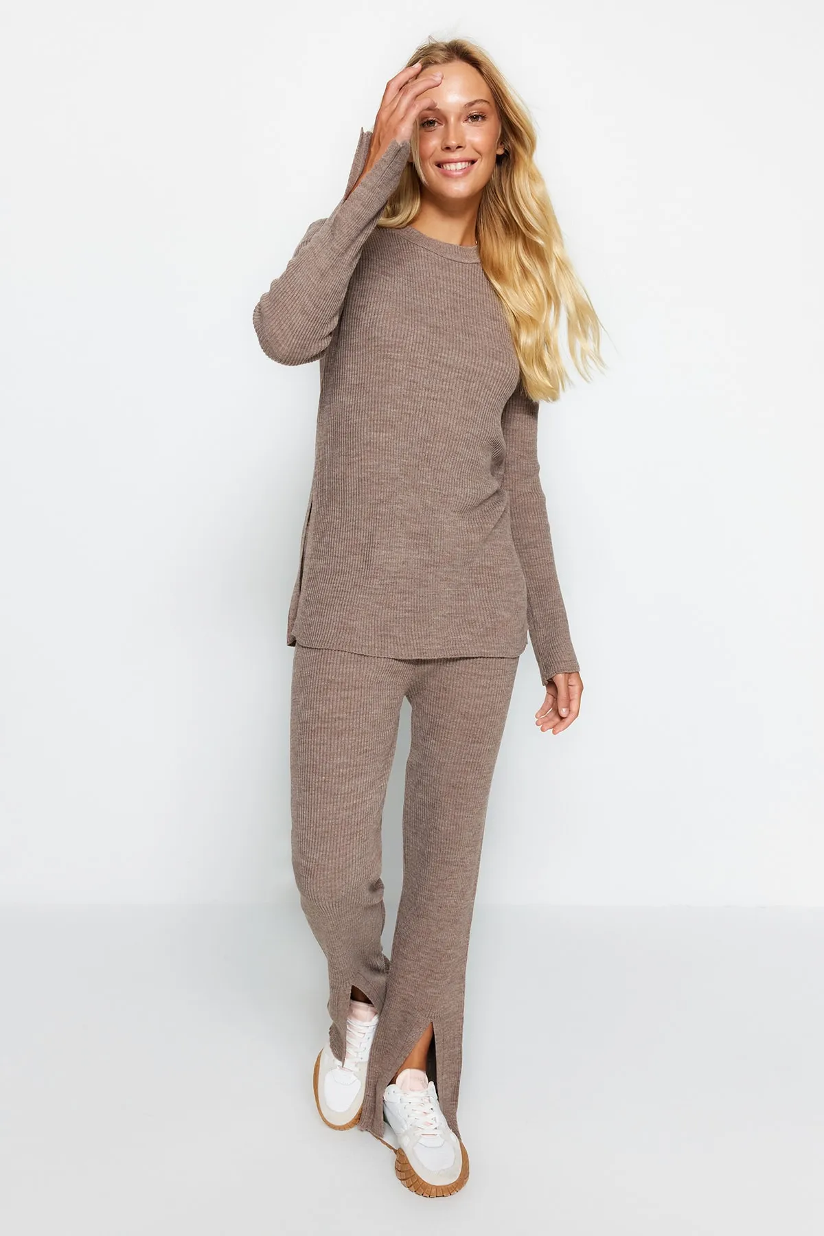 Trendyol Collection  Nerzgeschlitztes Strickober- und Unterteil-Set TWOAW24AU00101