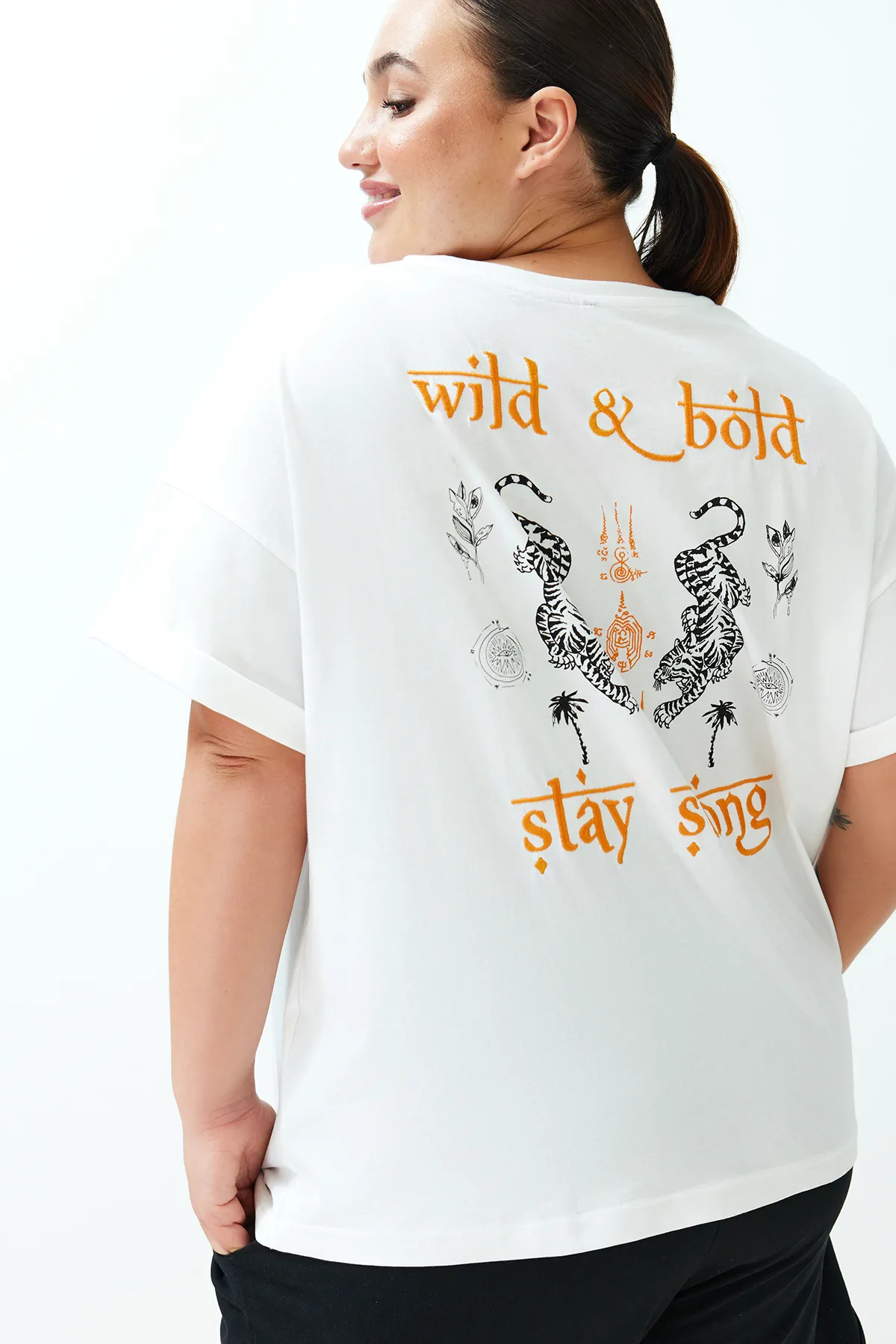 Trendyol Curve  Ecru Unisex-Übergröße, bequemes Paar-Strick-T-Shirt aus 100 % Baumwolle TBSSS24BF00033
