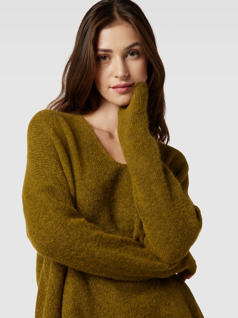 Strickpullover mit V-Ausschnitt Modell 'THORA' in schilf