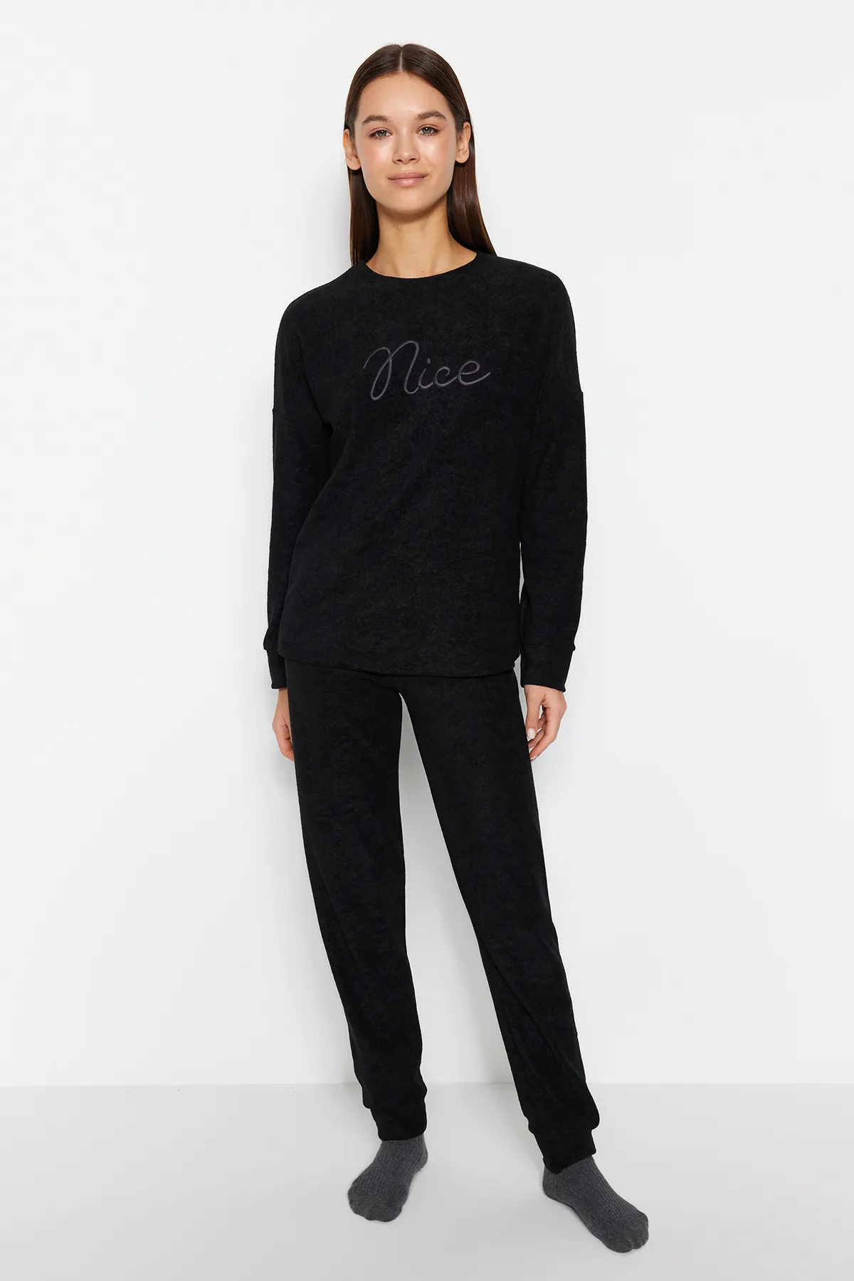 Trendyol Collection  Schwarzes Samt-T-Shirt-Jogger-Strick-Pyjama-Set THMAW24PT00297