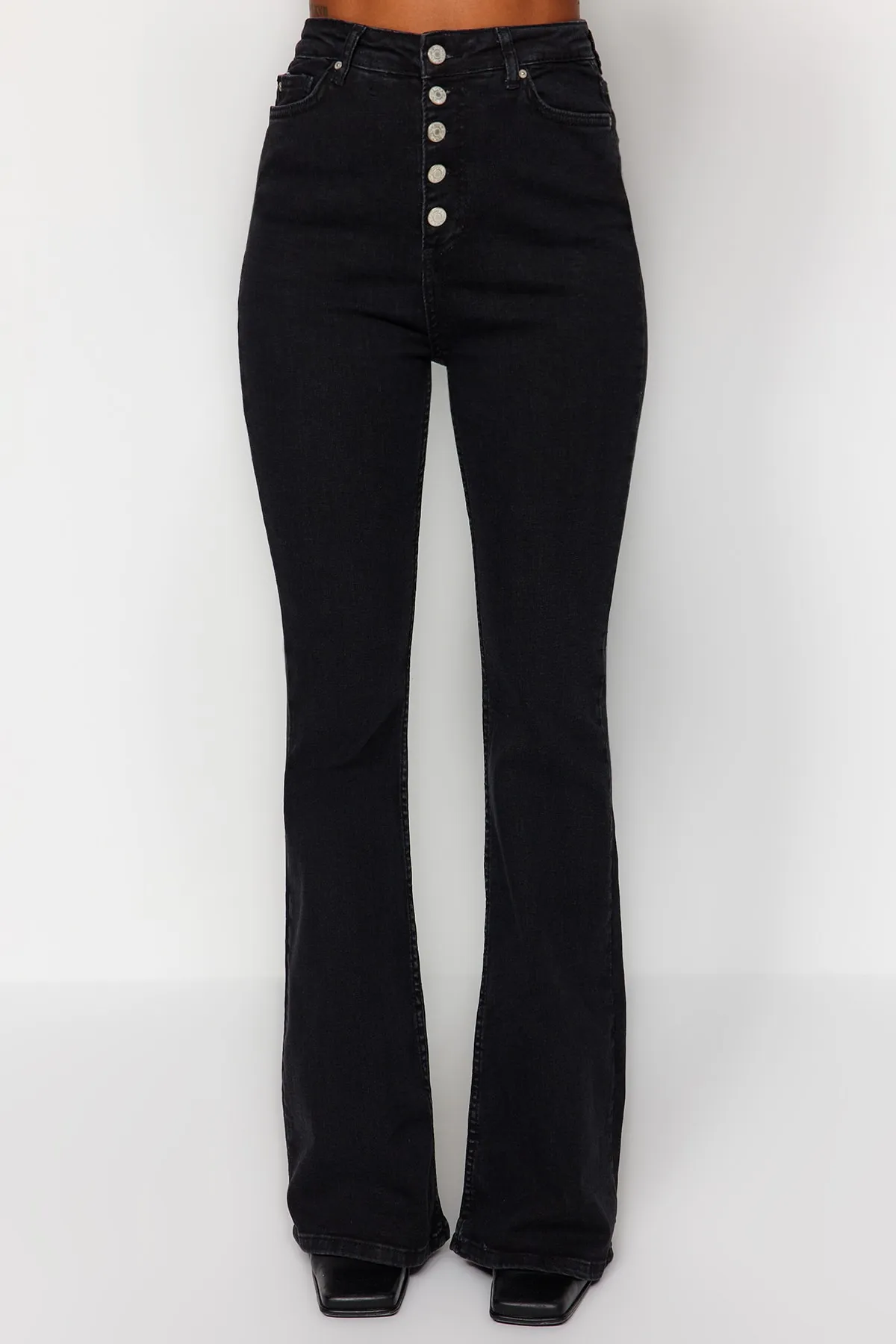 Trendyol Collection  Schwarze Schlagjeans mit hoher Taille und Knopfleiste vorn TWOSS20JE0111