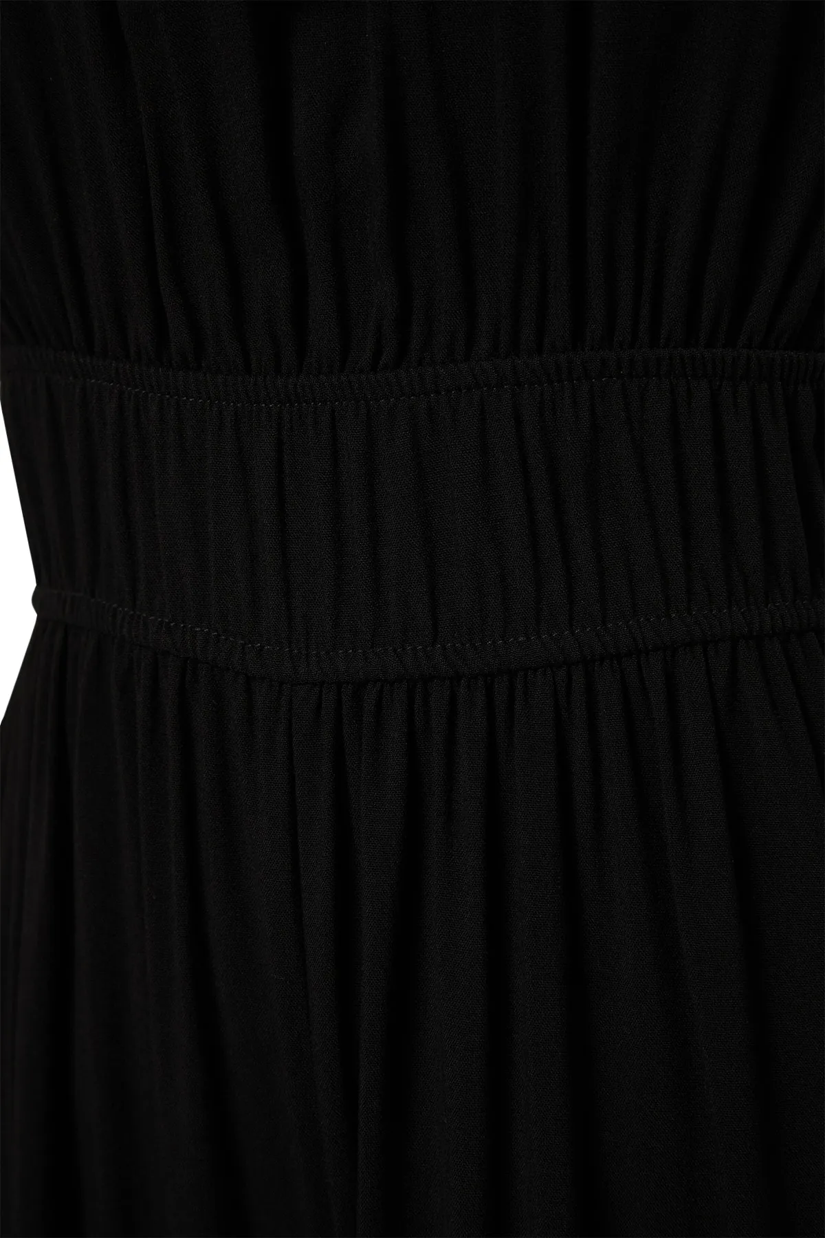 Trendyol Collection  Schwarzer gewebter Jumpsuit mit Neckholderkragen TWOSS23TU00121