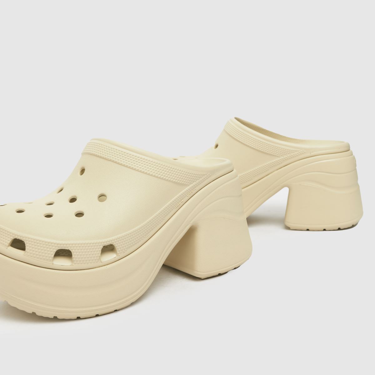 Sandály na podpatku Crocs Siren v béžové barvě